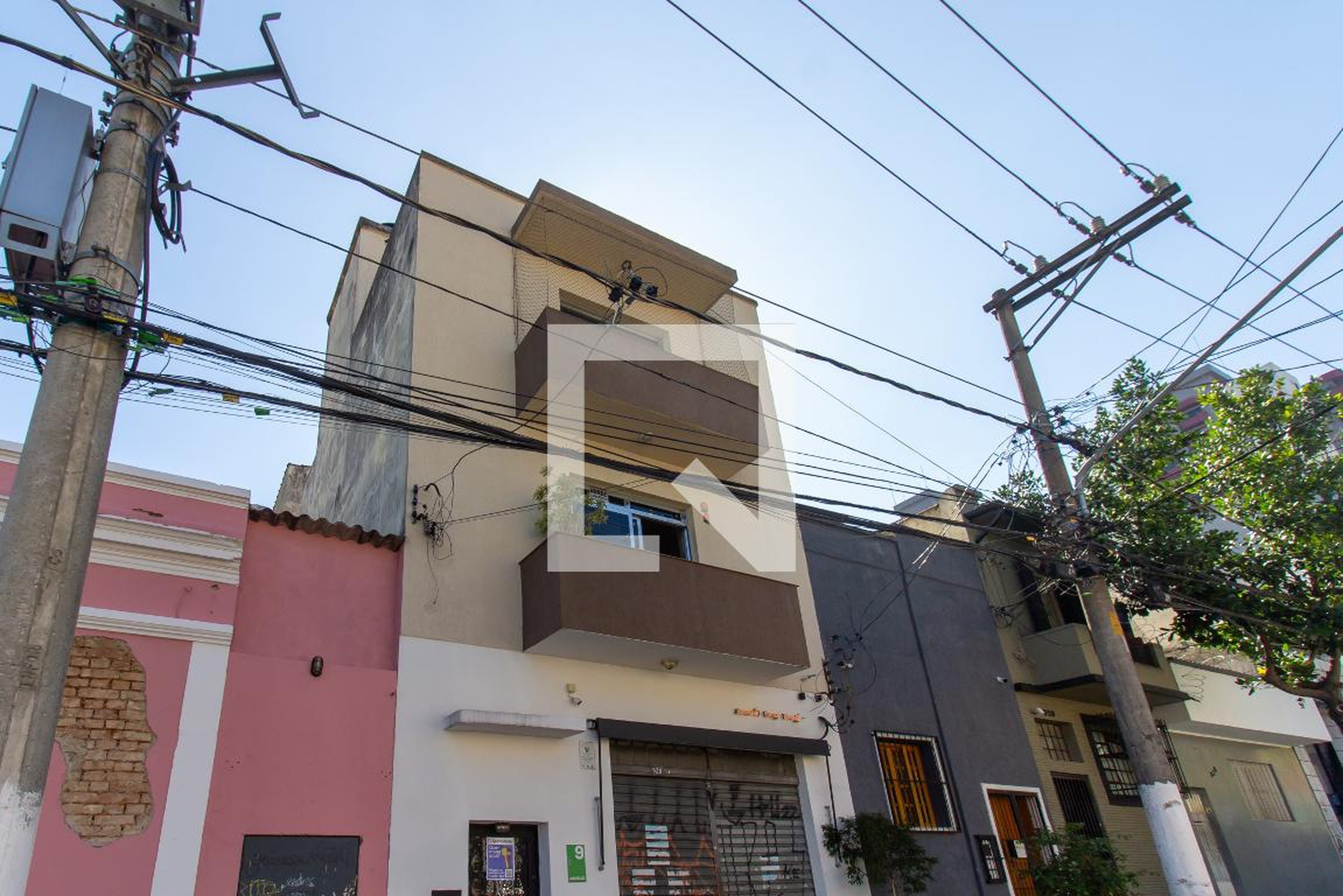 Fachada Condomínio em Rua Vitorino Carmilo, 930