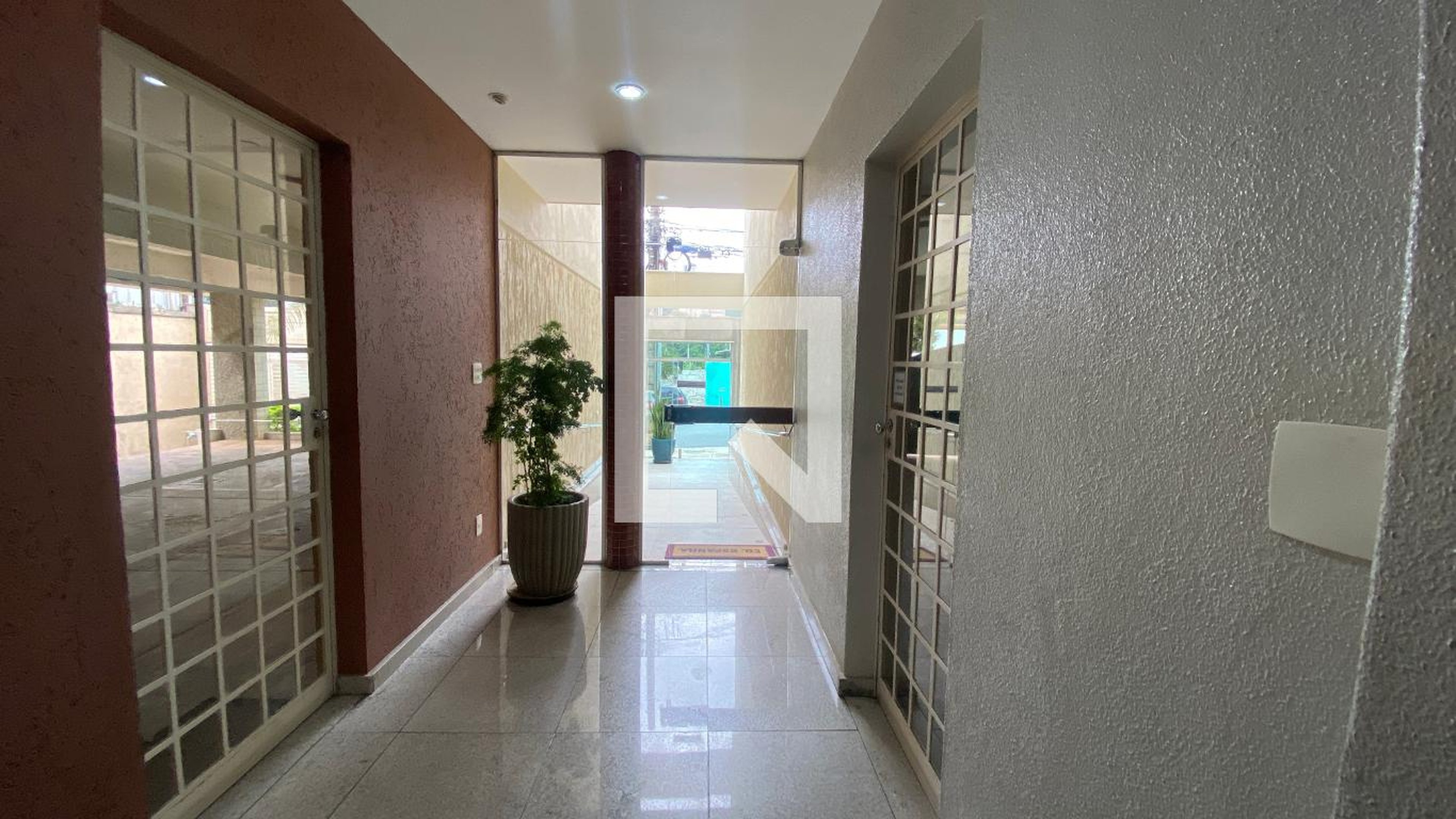 Hall de entrada Condomínio em Rua Conselheiro Joaquim Caetano, 1355