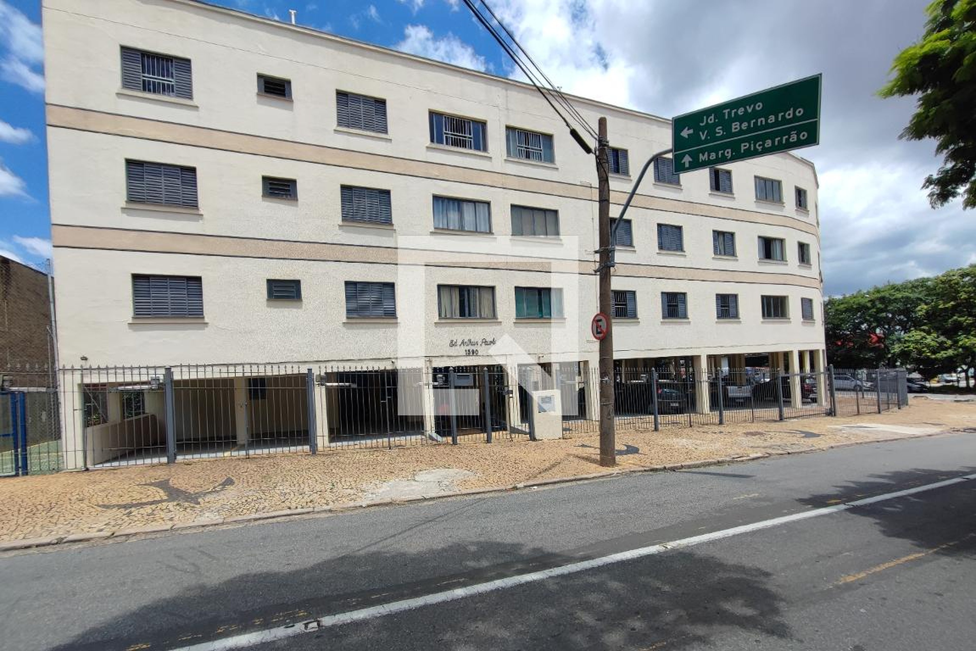 Fachada do Condomínio Edifício Artur Paioli