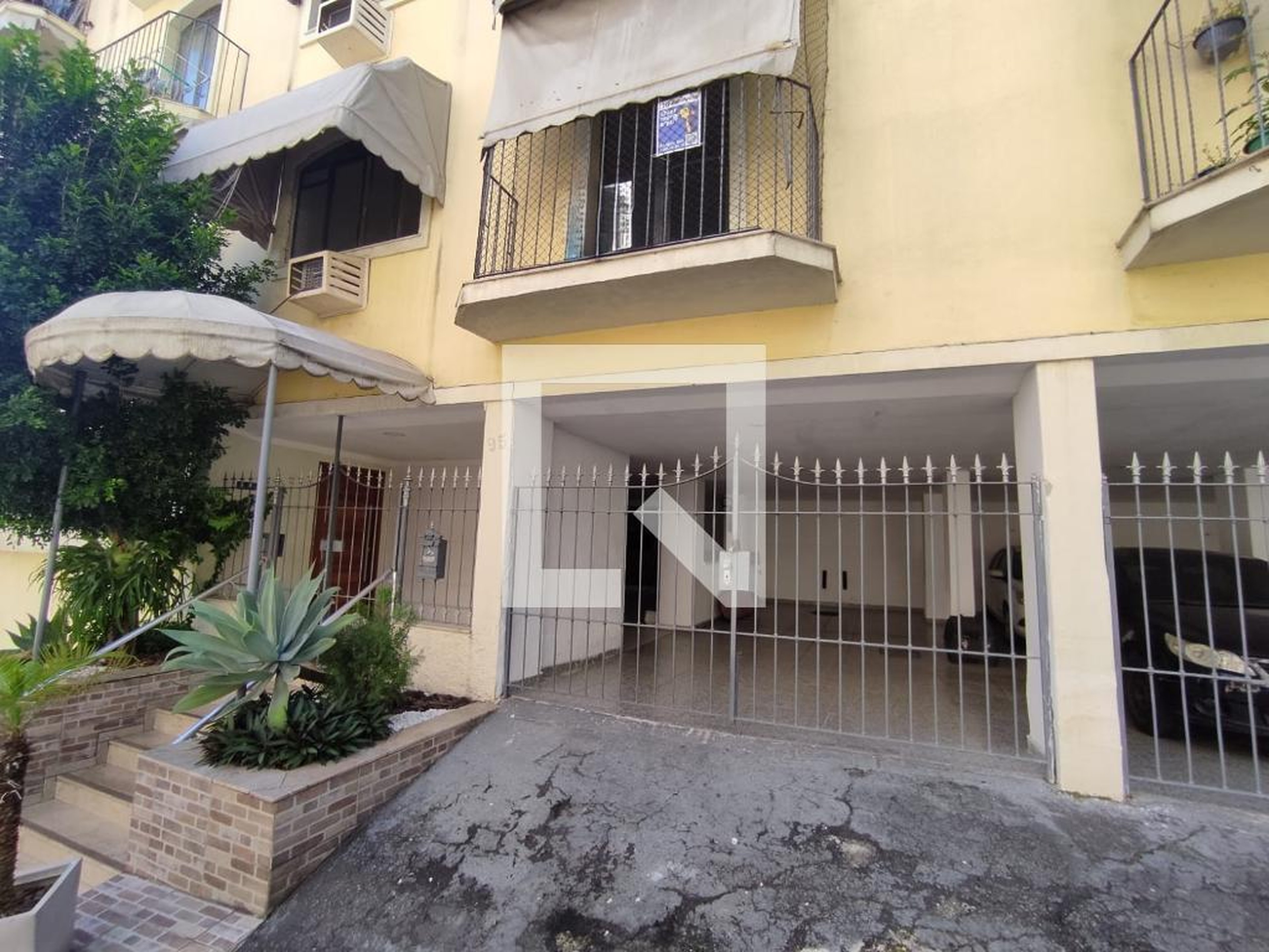 Fachada Condomínio em Rua Artur Dutra de Andrade, 95