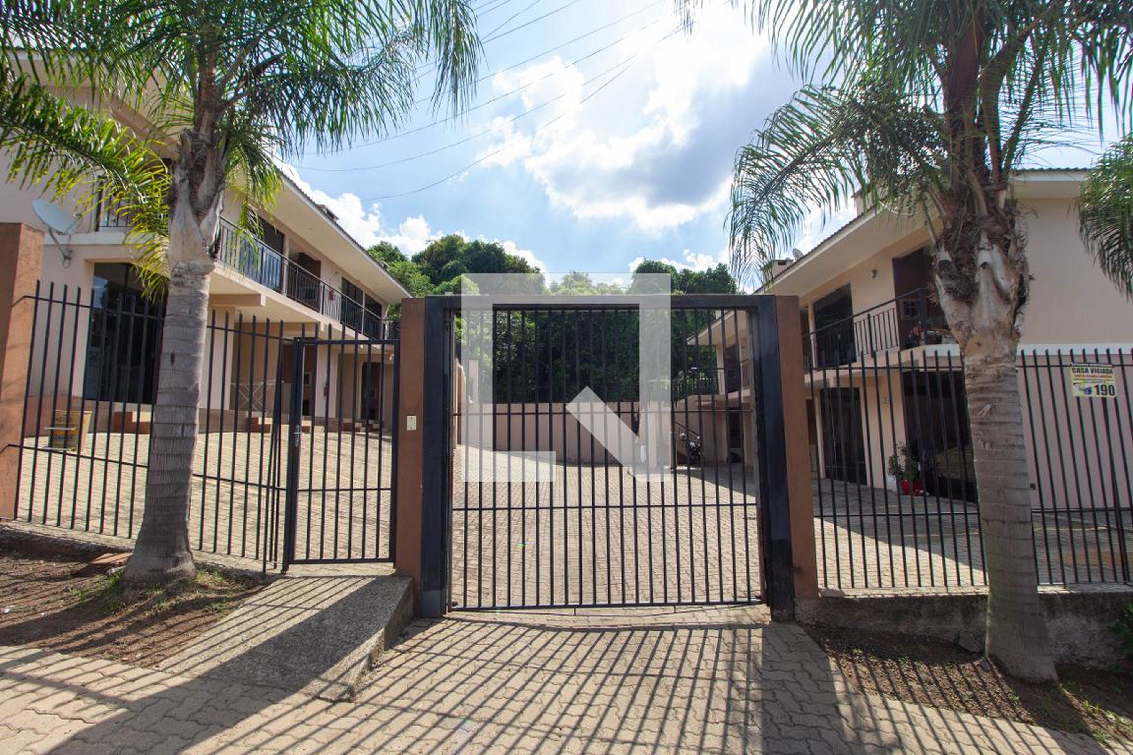 Fachada Condomínio em Rua Alberto Adolpho Fruchtenicht, 99