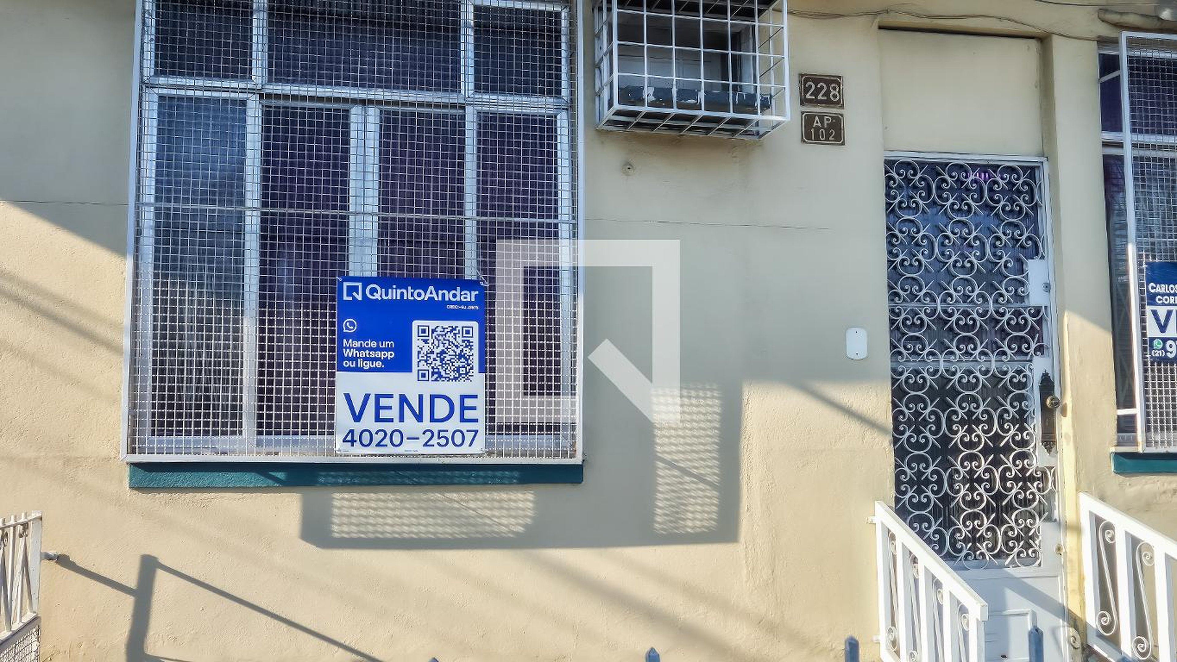 Fachada Condomínio em Rua Leopoldina Rego, 228