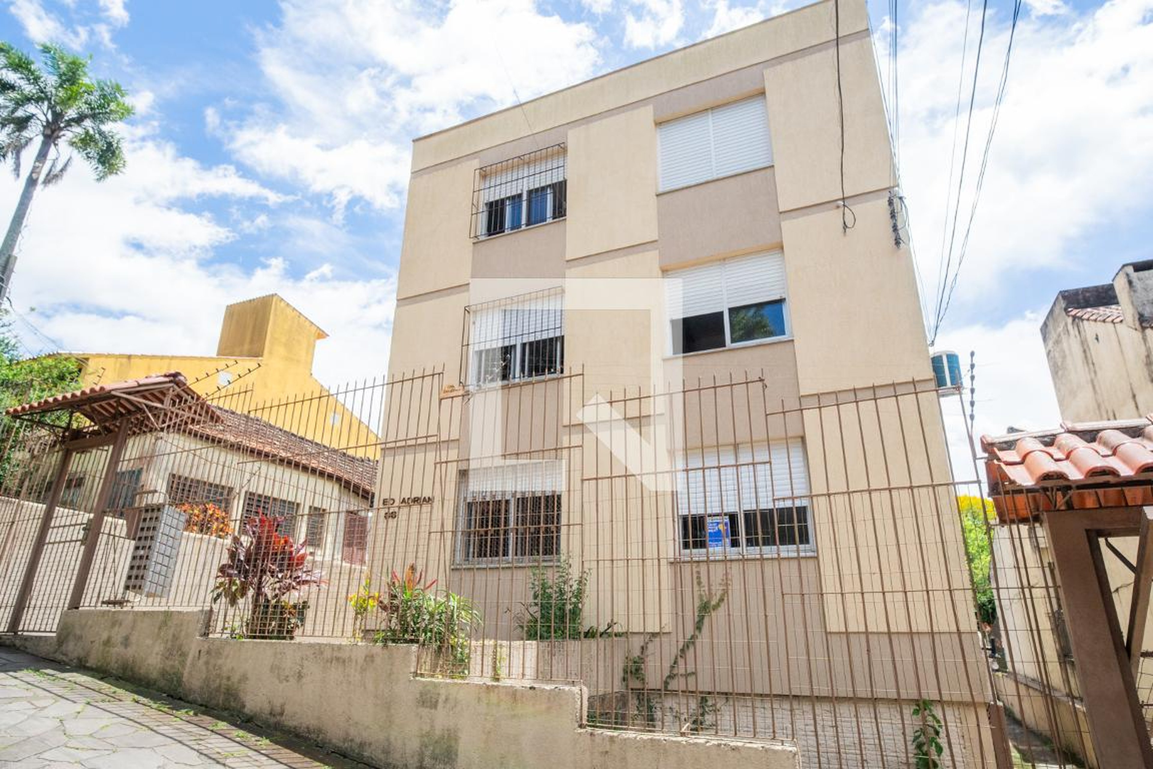 Fachada Condomínio em Rua Marciano Ribeiro, 86