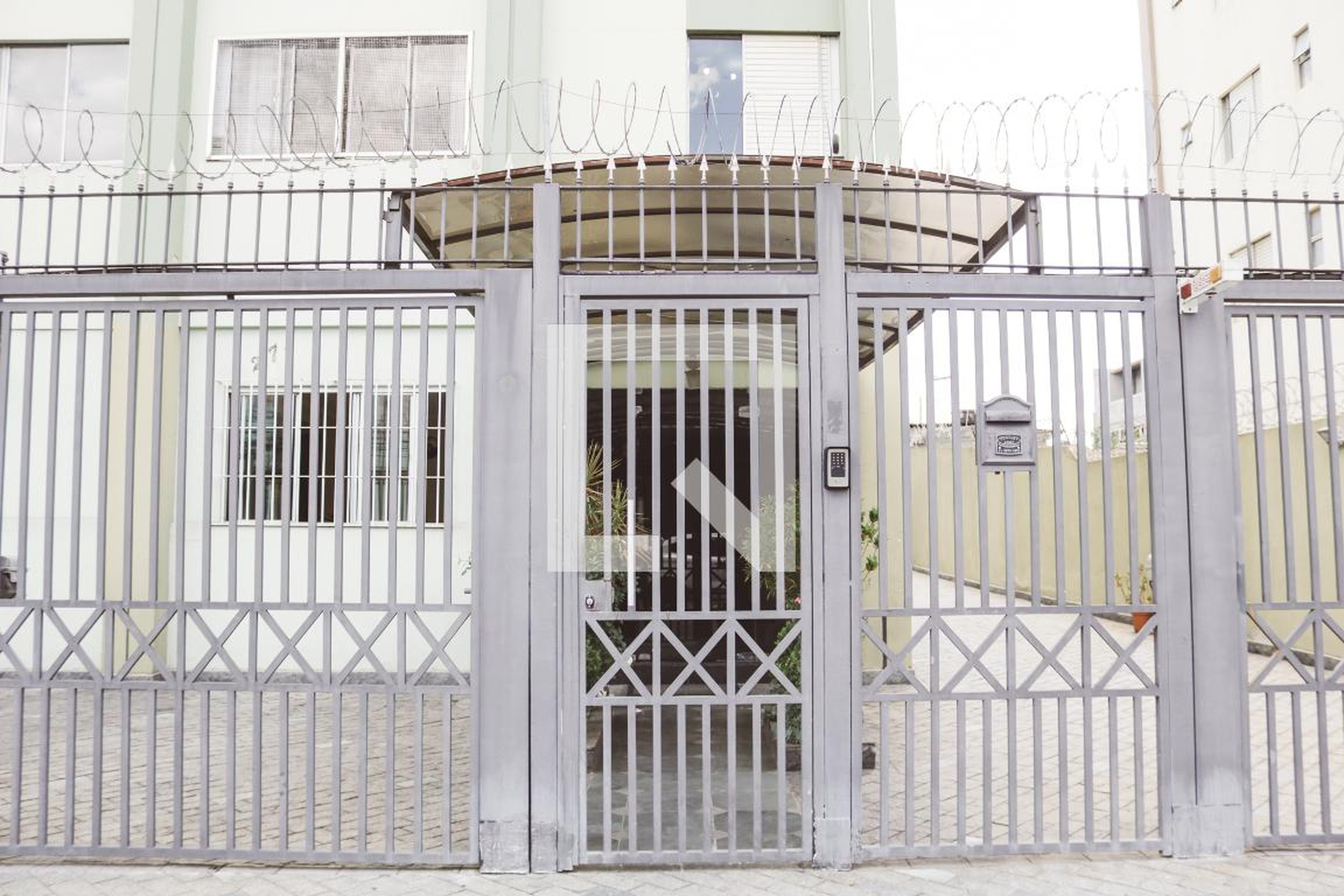 Fachada Condomínio em Rua Julião Ferreira da Silva, 271