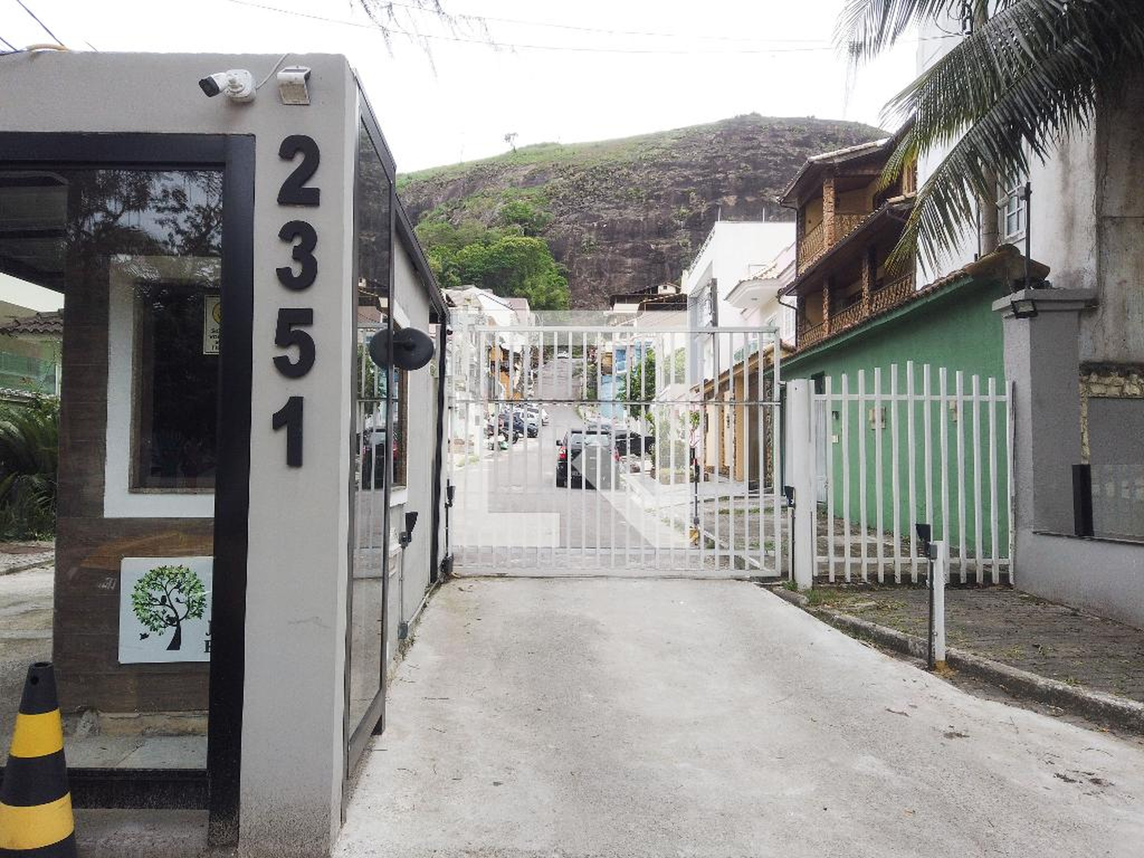 Fachada do Condomínio Condomínio em Estrada do Rio Grande, 2351