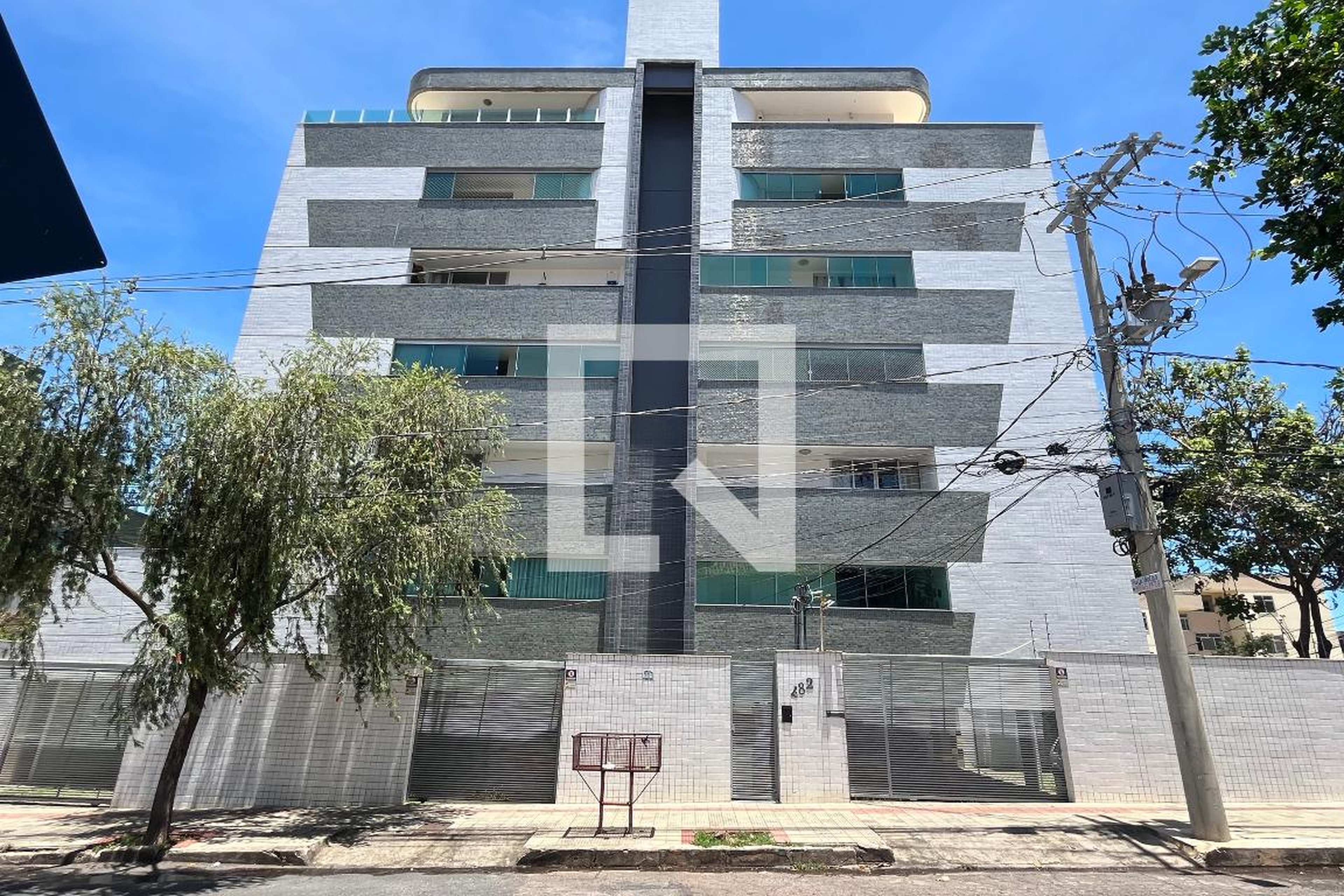 Fachada Condomínio em Rua Castelo de Óbidos, 482