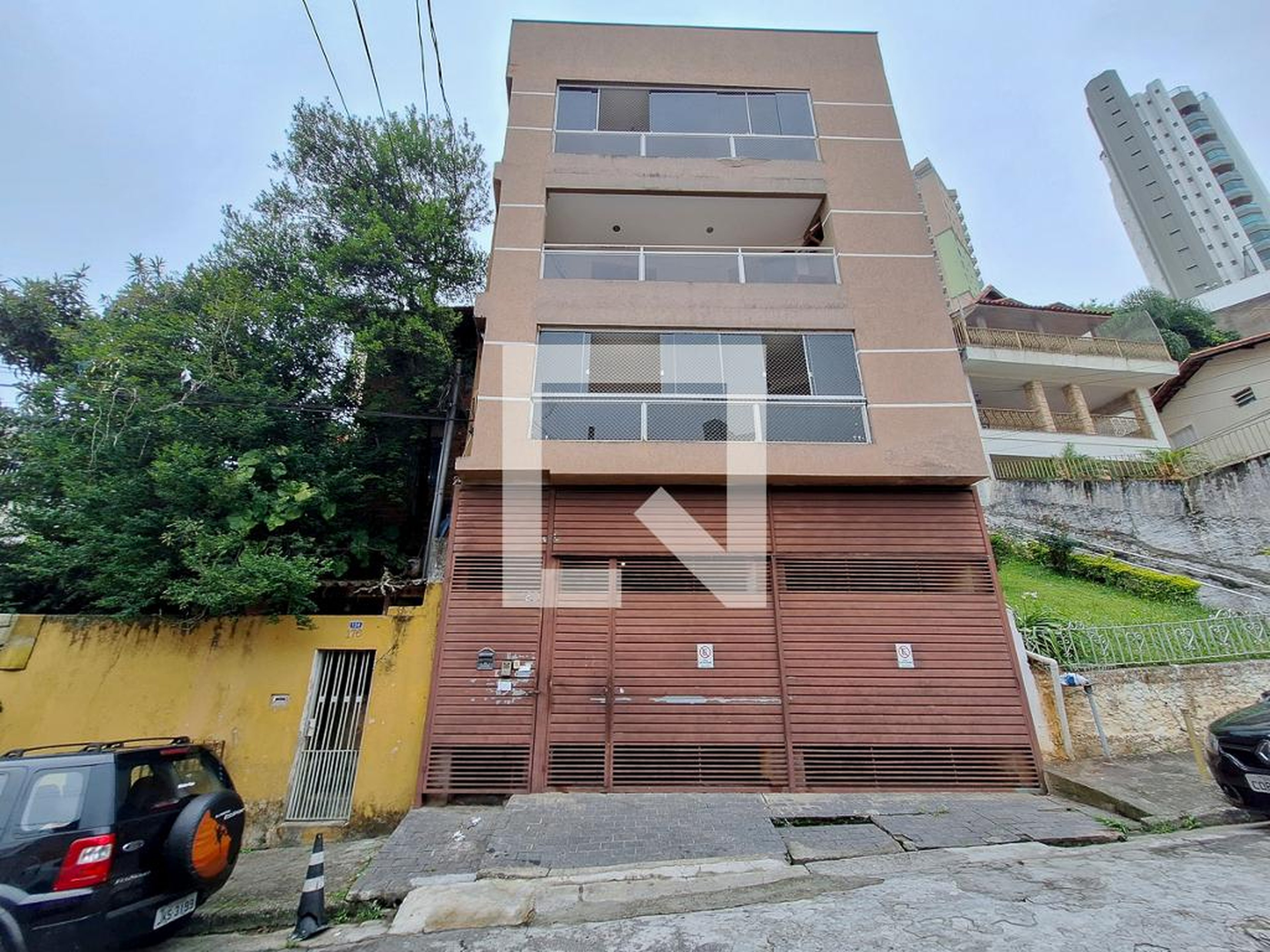 Fachada Condomínio em Rua Branca Raposo, 180