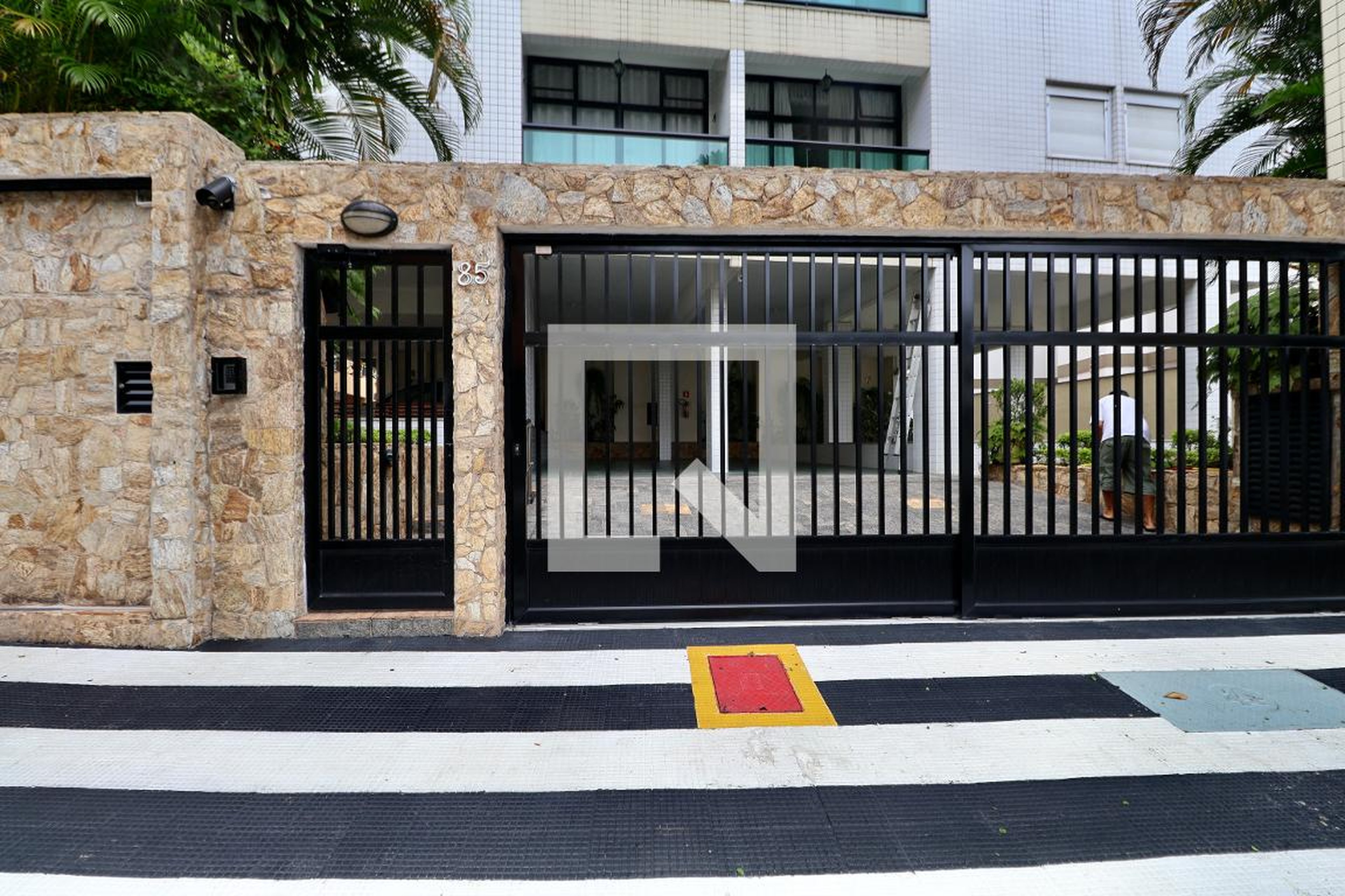 Fachada Condomínio em Rua Leão Marinho, 85