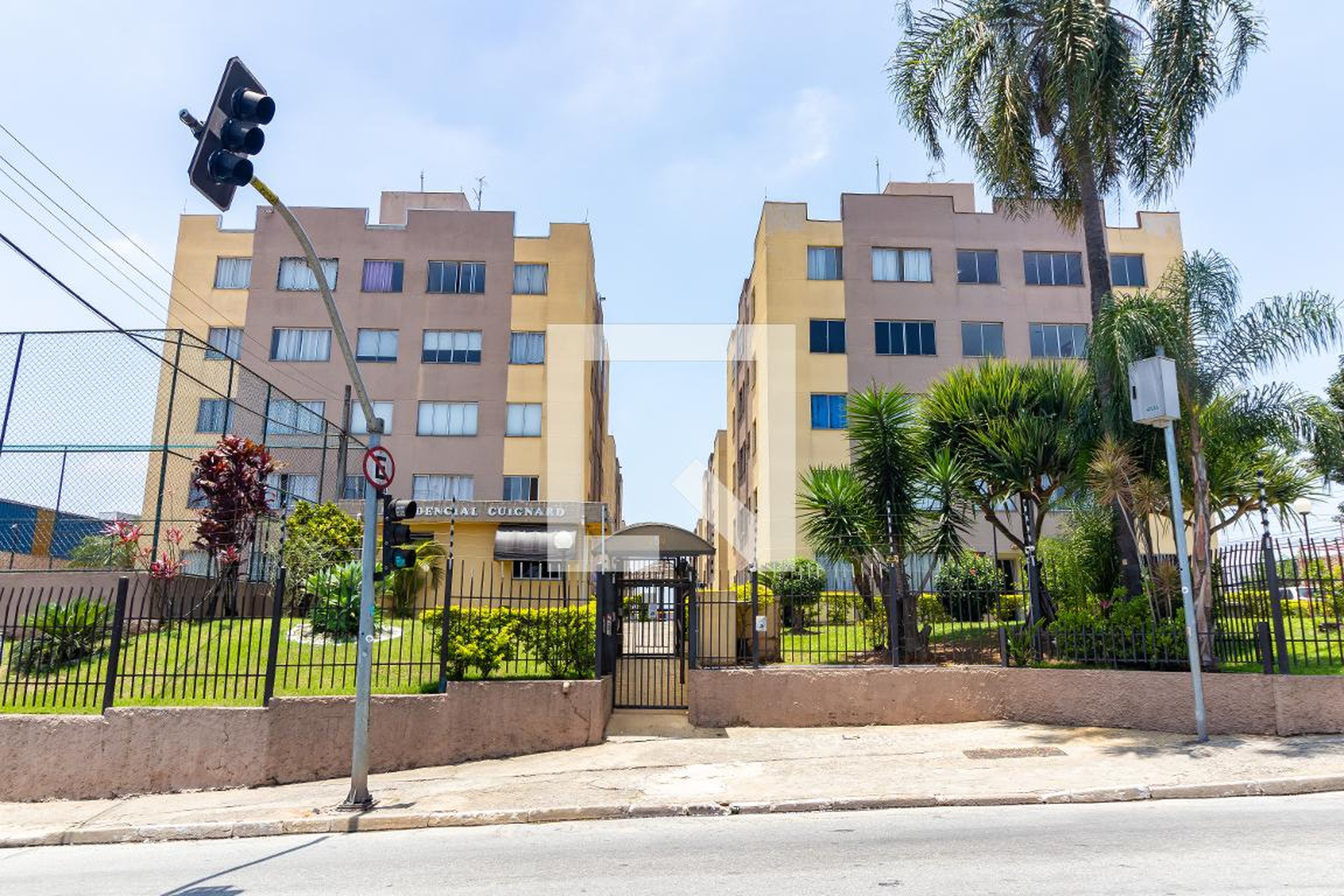 Fachada Condomínio em Rua Saturnino Pereira, 459