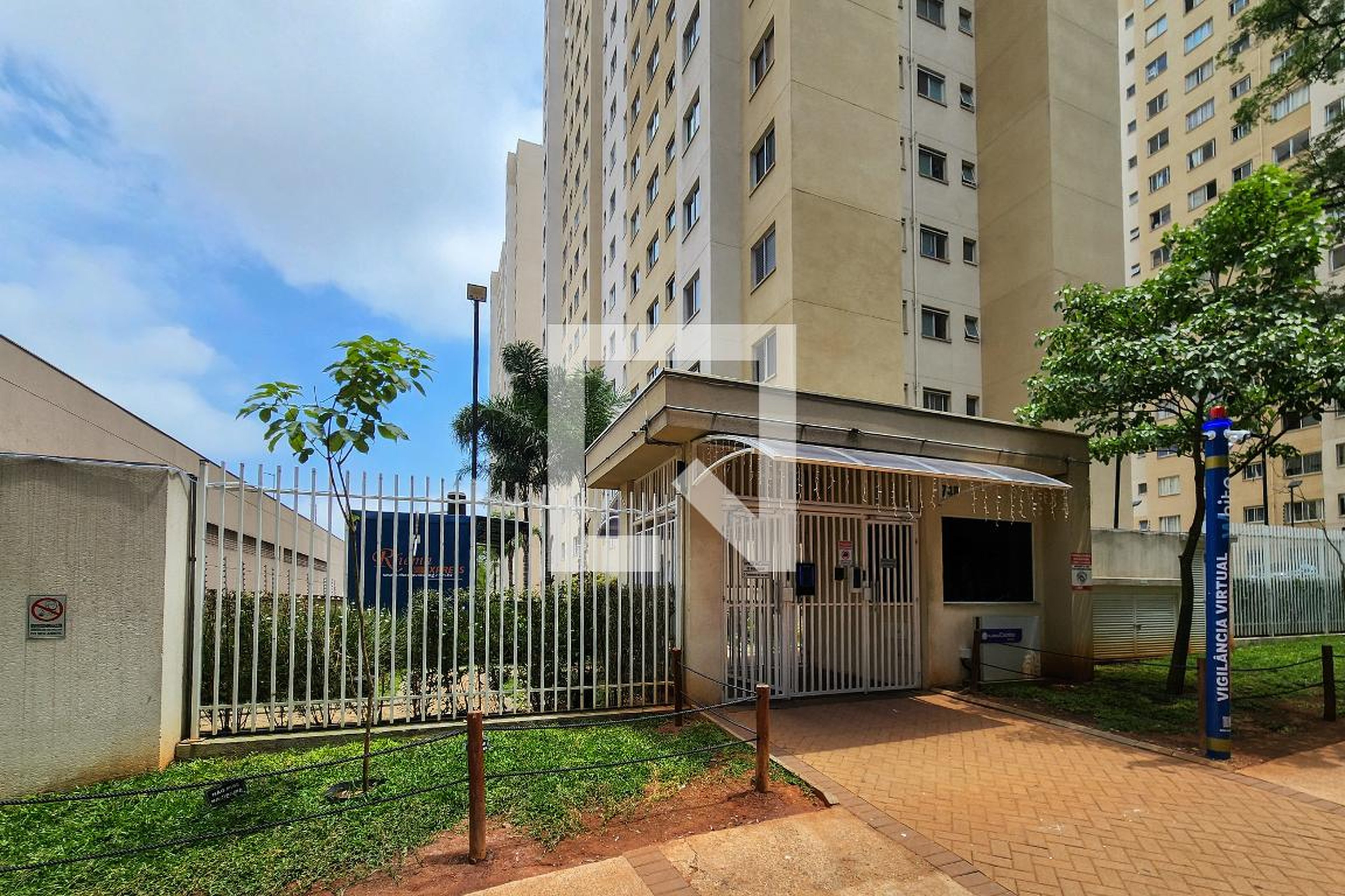 Fachada do Condomínio Condomínio Ourives 1