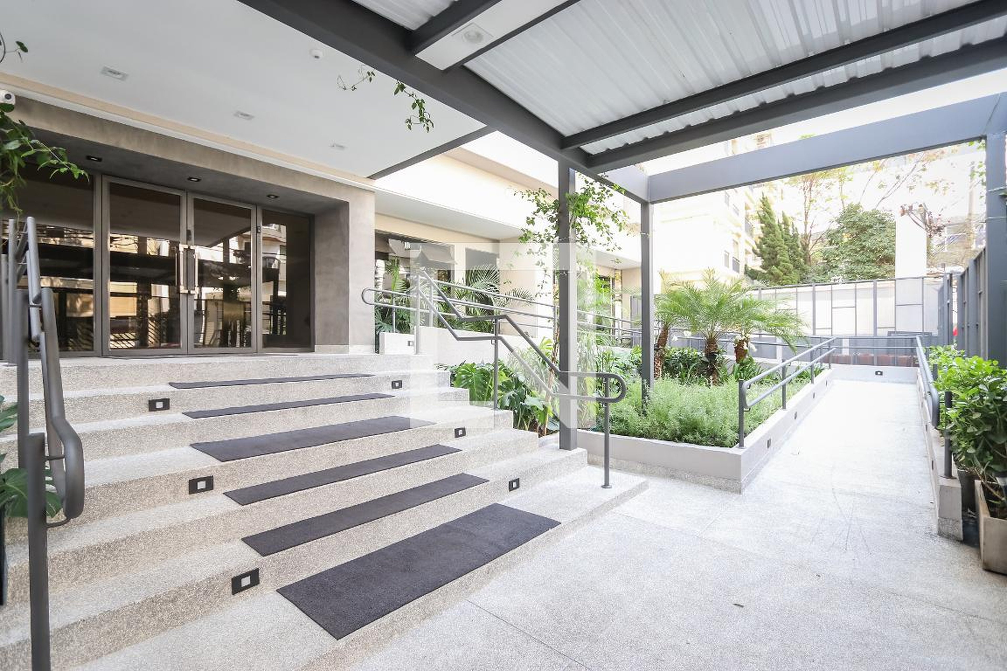 Entrada - Madison Plaza