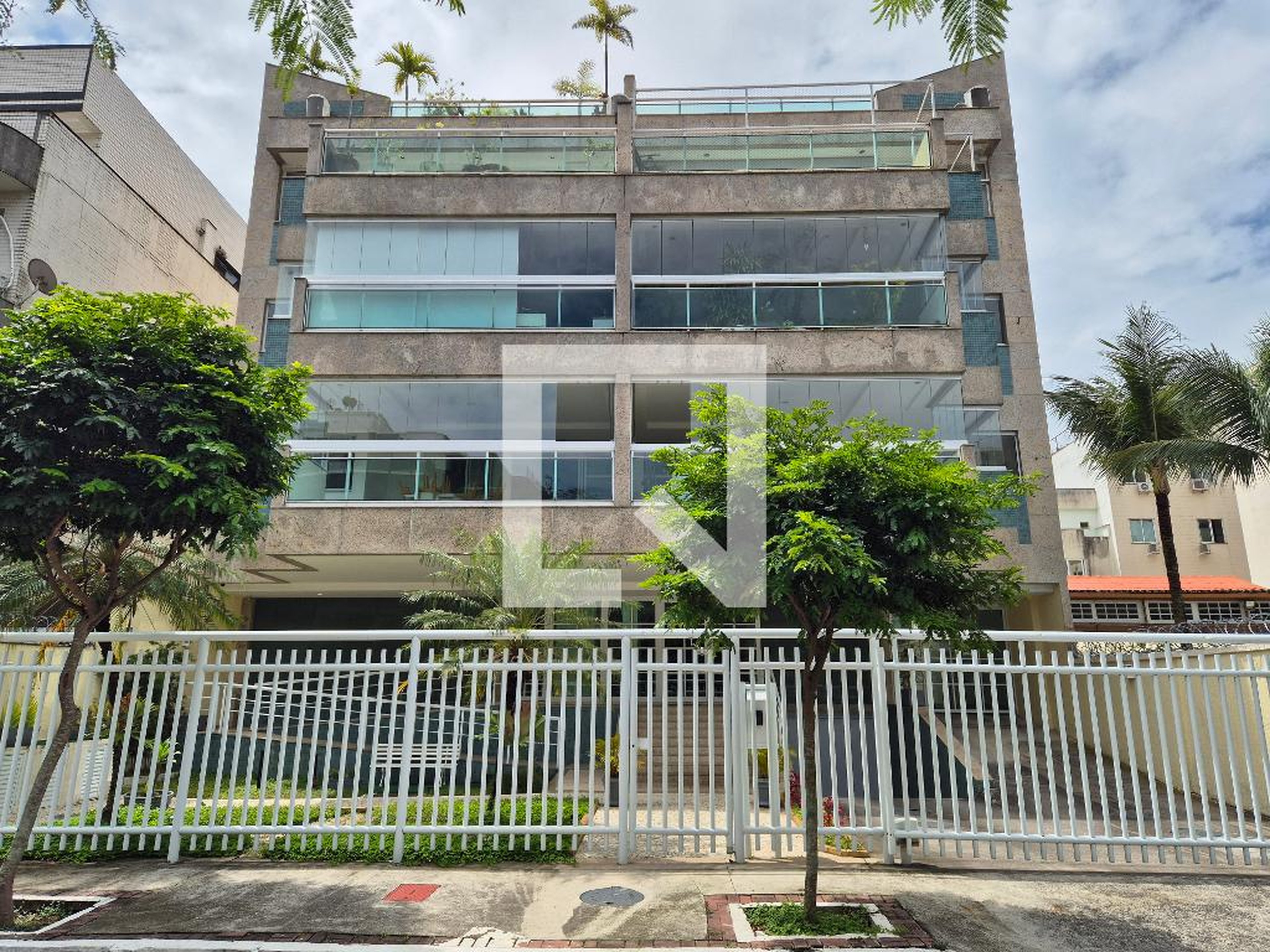 Fachada Condomínio em Rua Hugo Panasco Alvim, 470