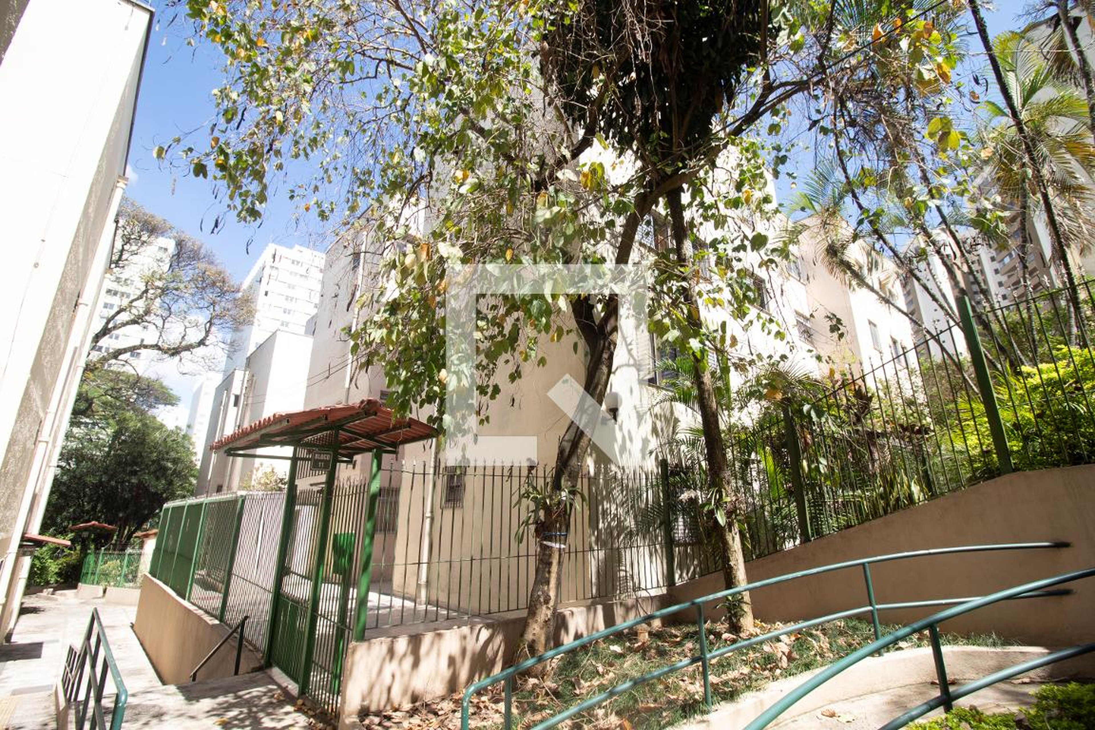 Fachada Condomínio em Rua Carolina Monelli, 123