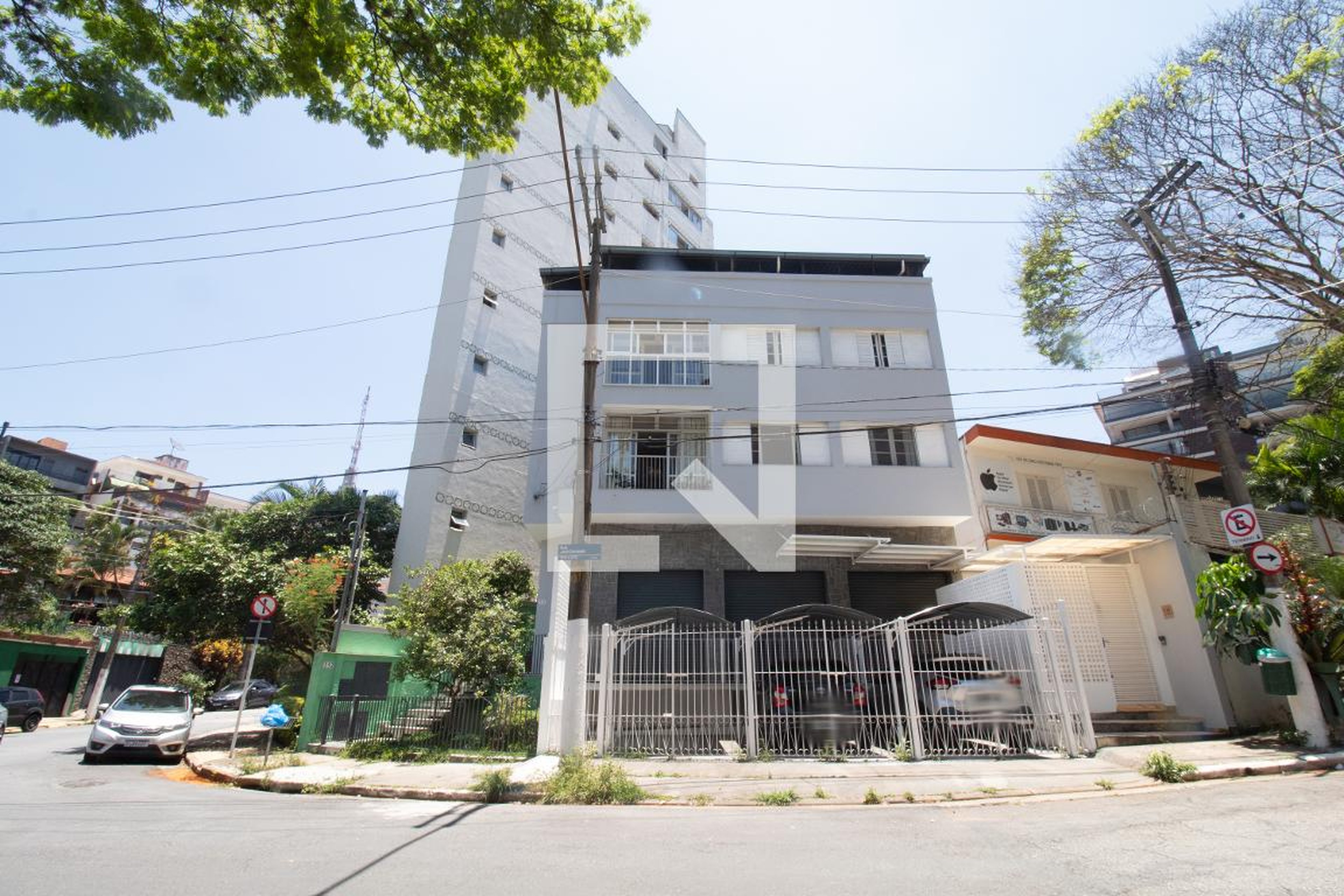 Fachada Condomínio em Praça Irmãos Karmam, 312