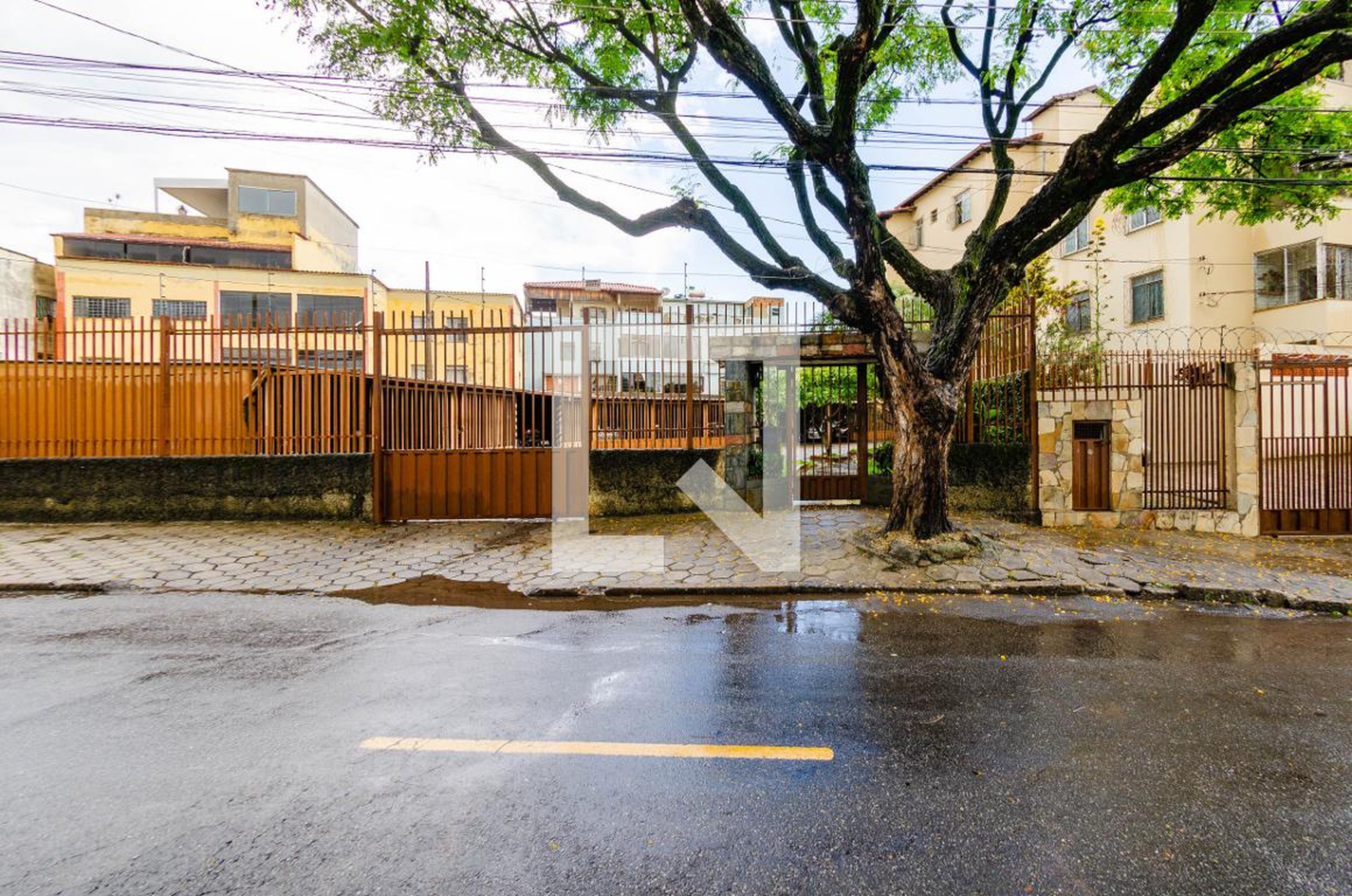 Fachada Condomínio em Rua Carlos Schettino, 109