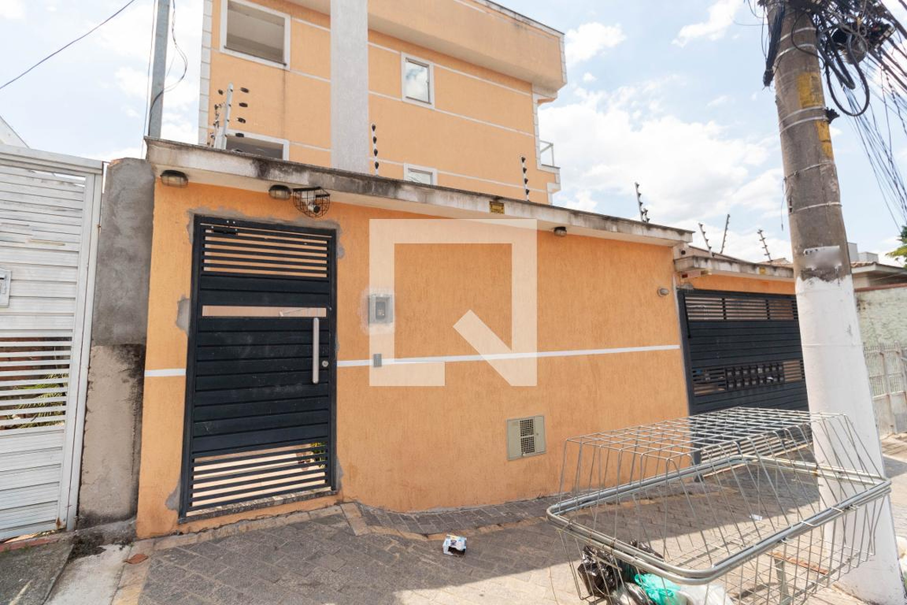 Fachada do condomínio Condomínio em Rua Enéas de Barros, 689