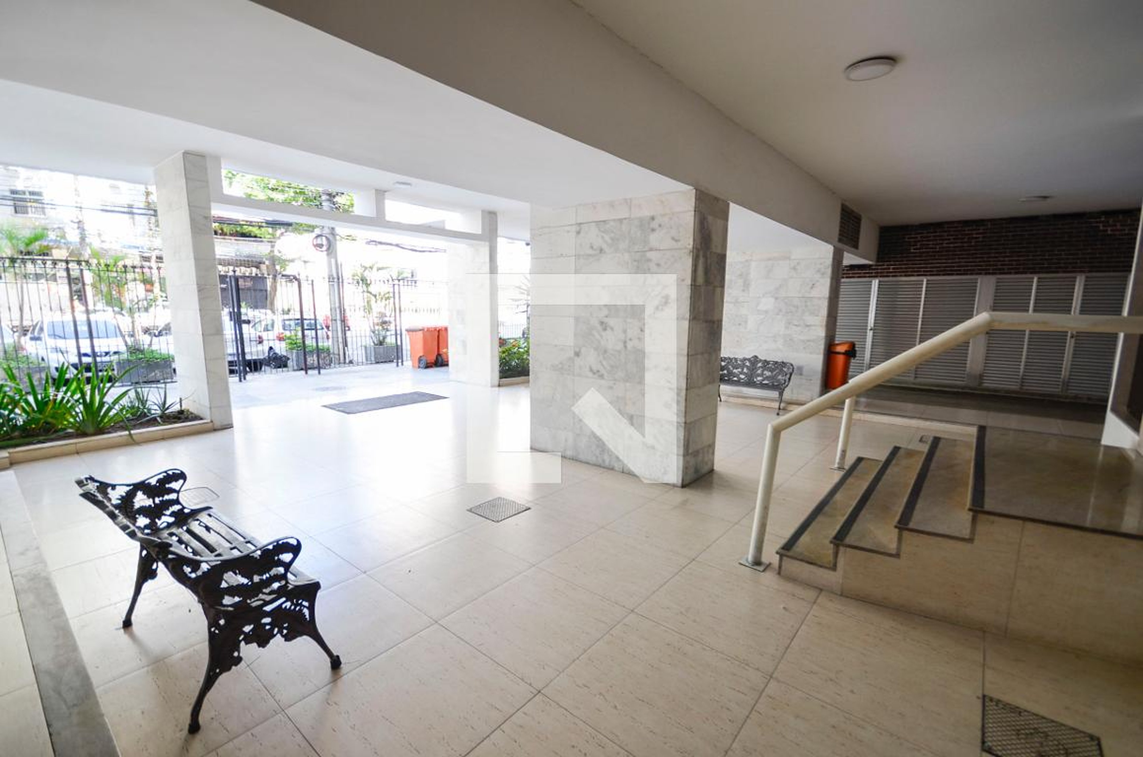 Hall - Alexandre Bastos