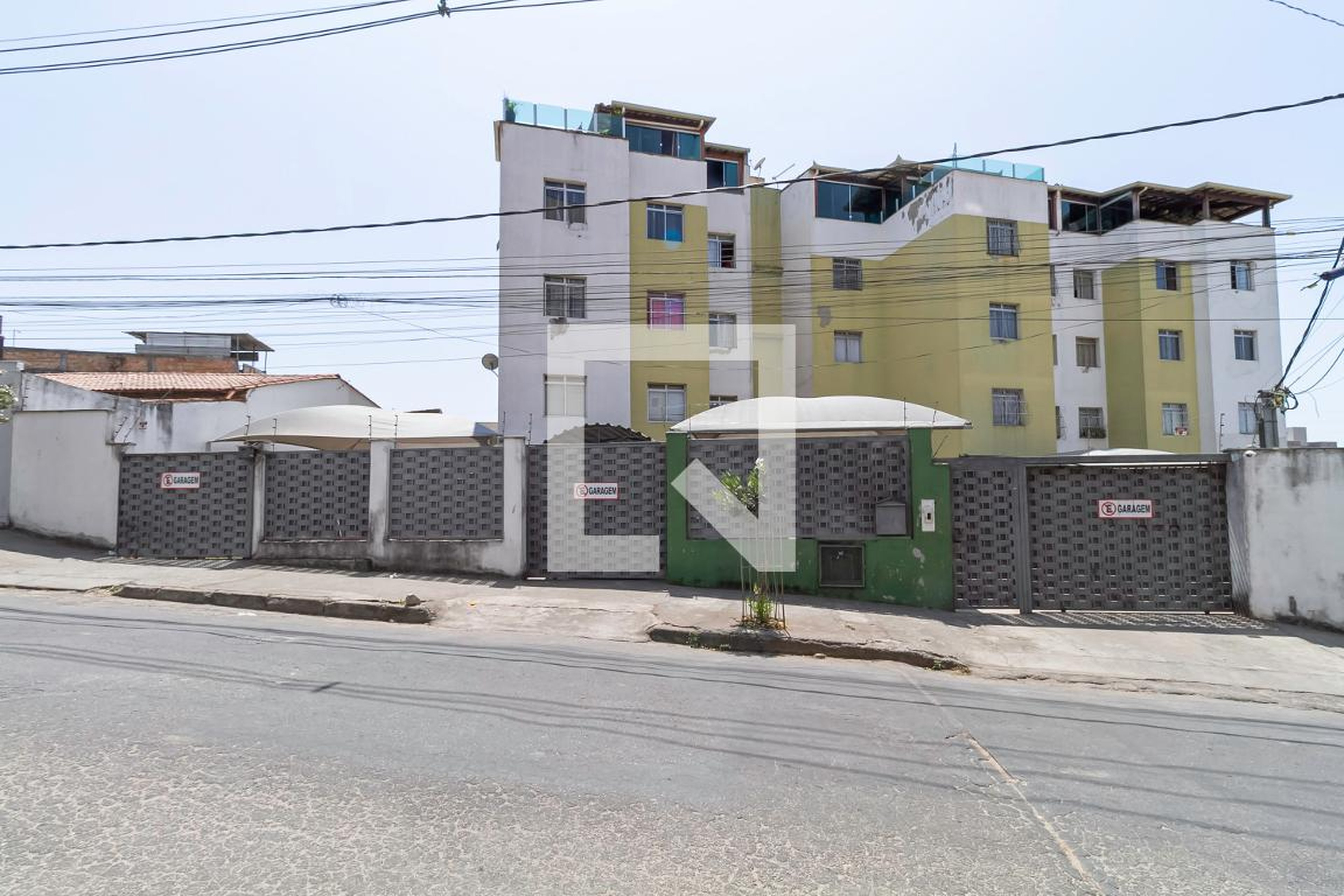 Fachada Condomínio em Rua Rita Camargos, 73