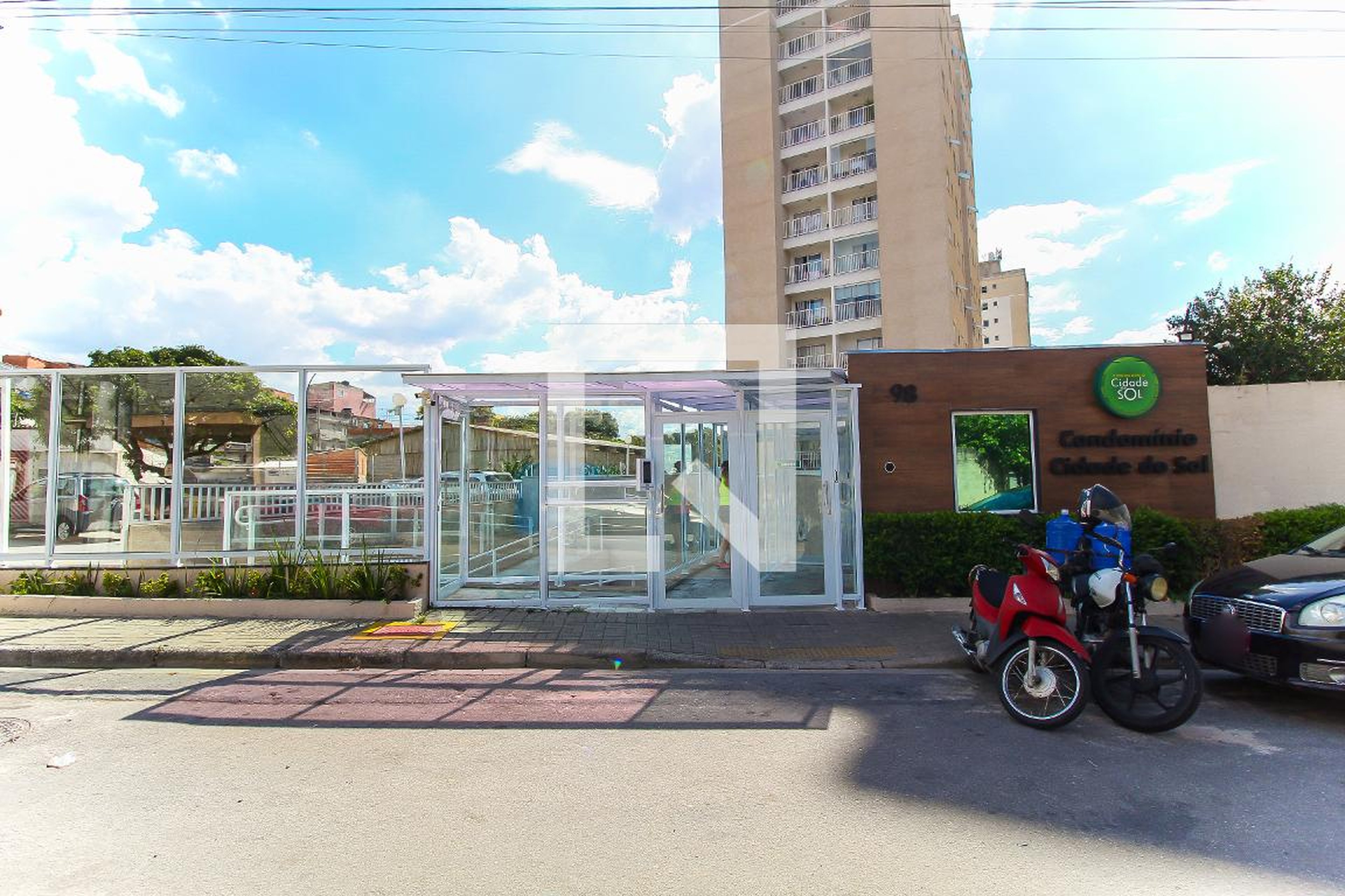 Fachada do Prédio Condomínio Cidade sob Sol