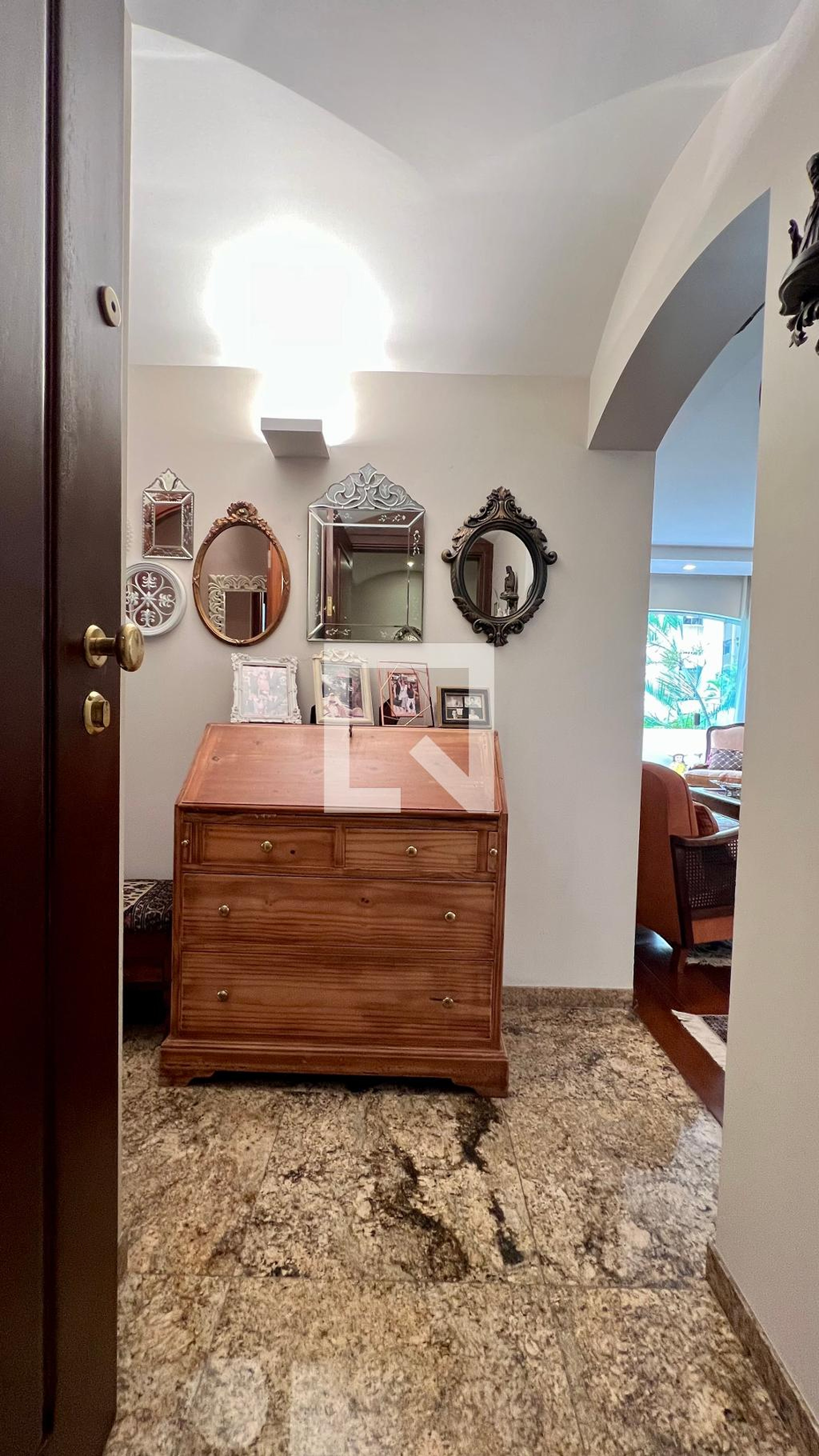 Hall - Maria Beatriz