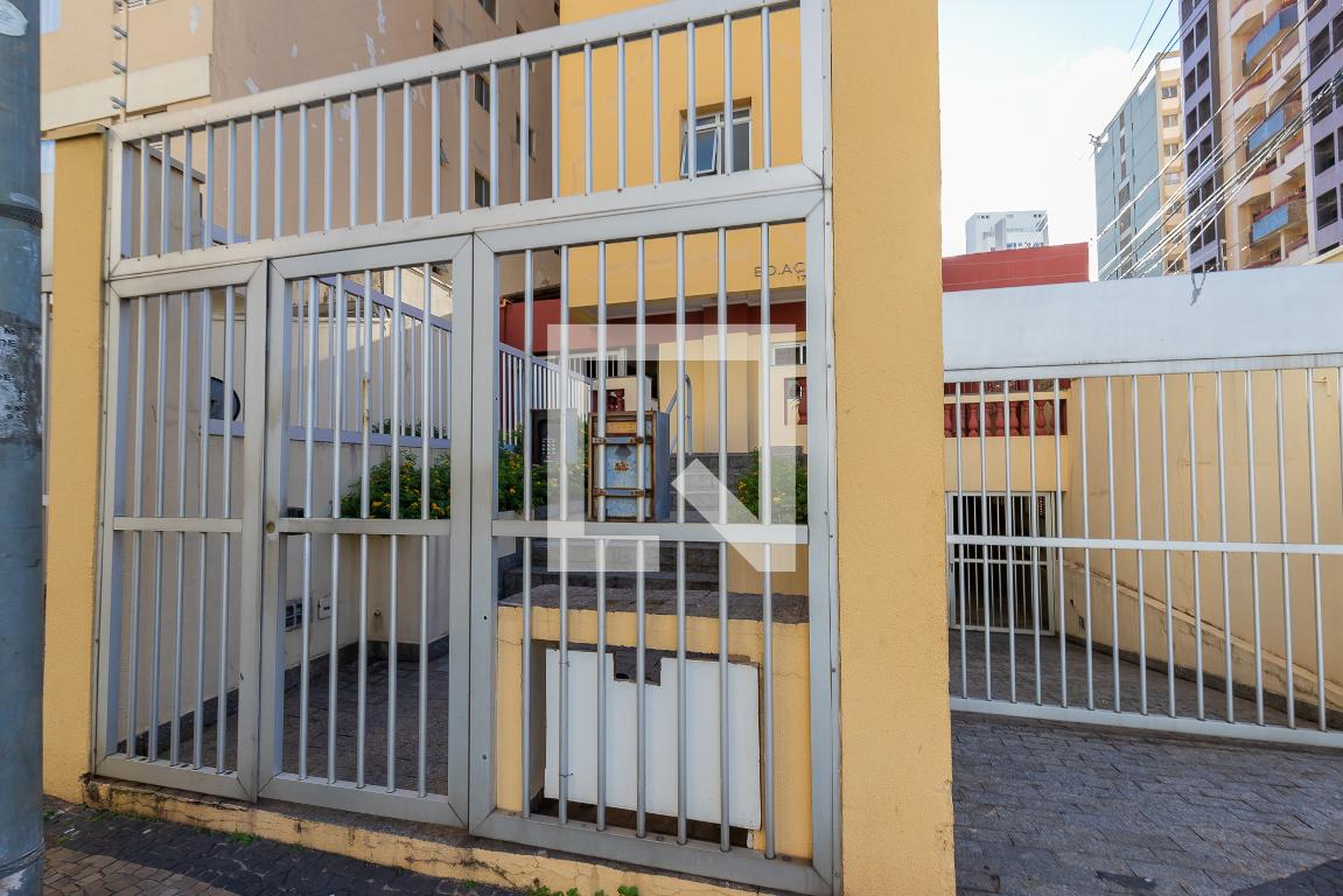 Fachada Condomínio em Rua Doutor Quirino, 1777