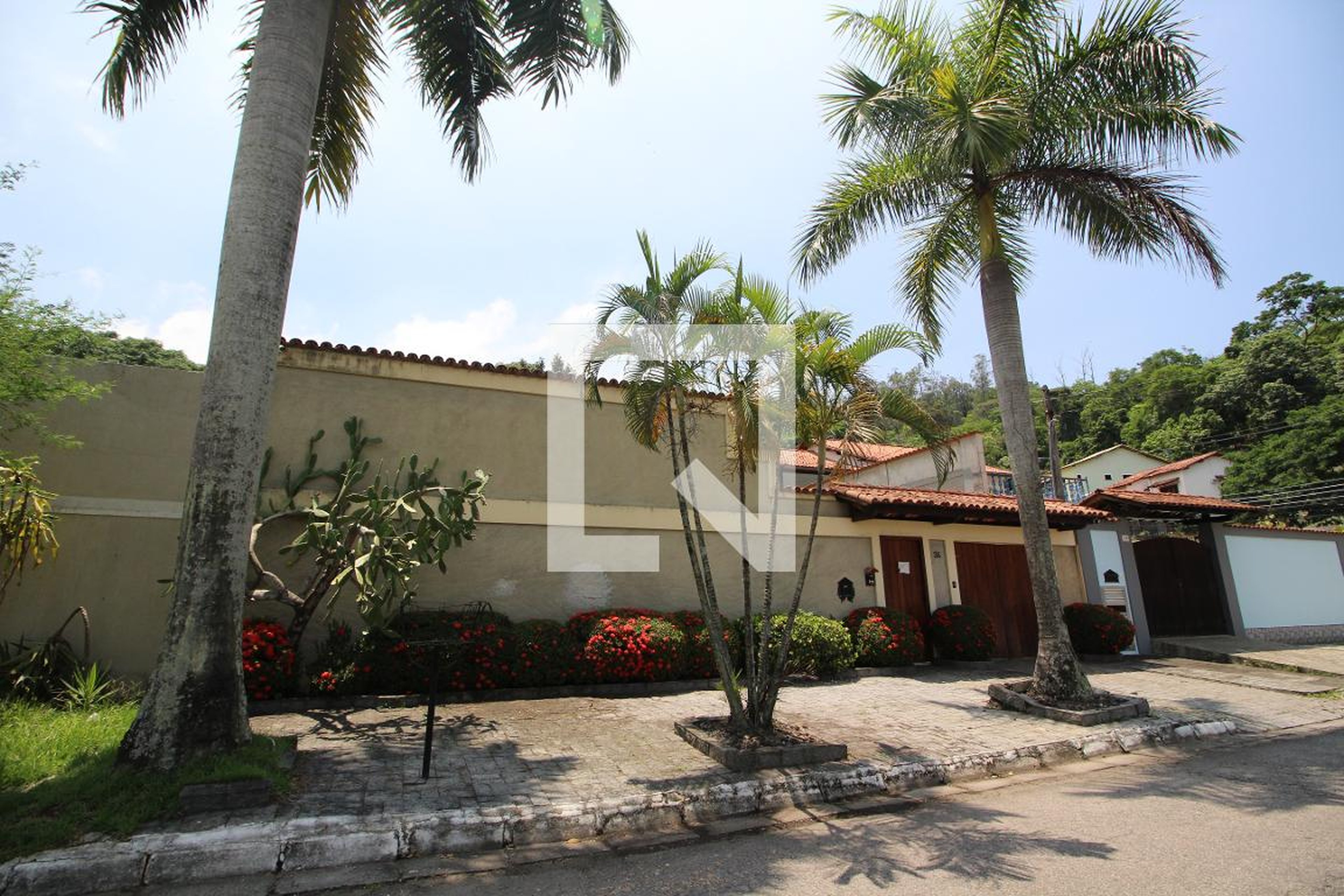 Fachada Condomínio em Rua Imbúia, 36