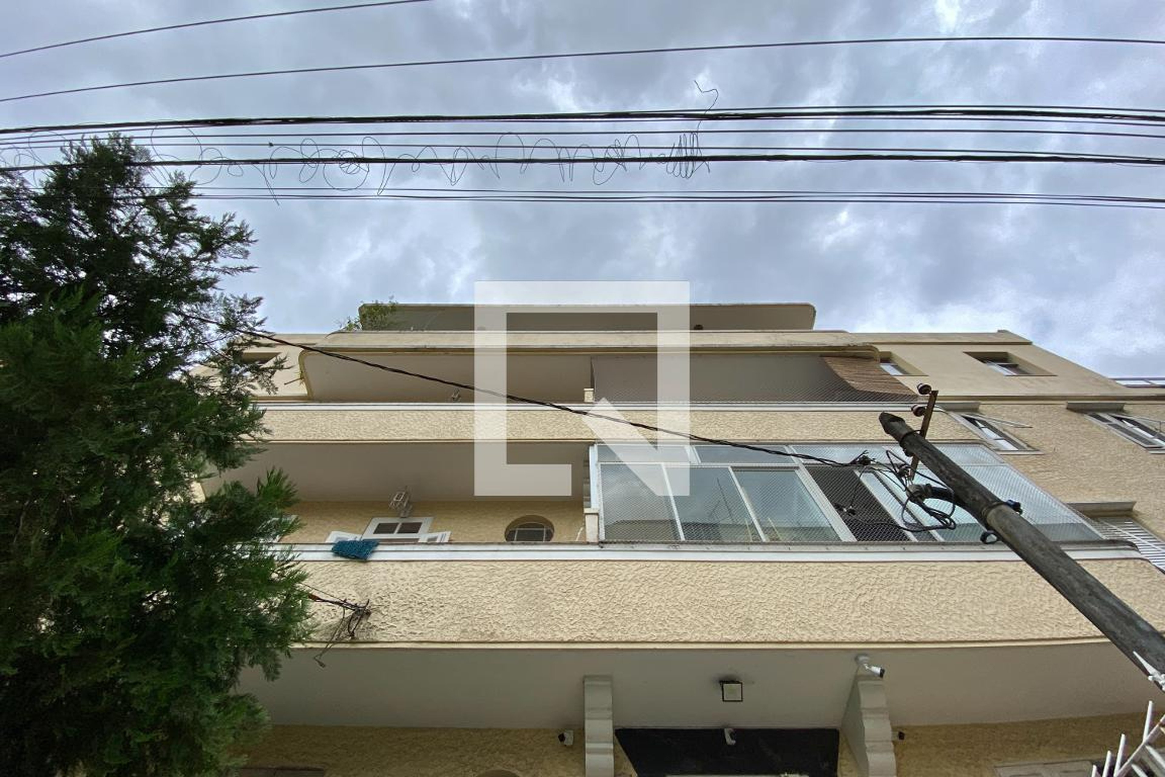 Fachada Condomínio em Rua Efigênio de Sales, 100