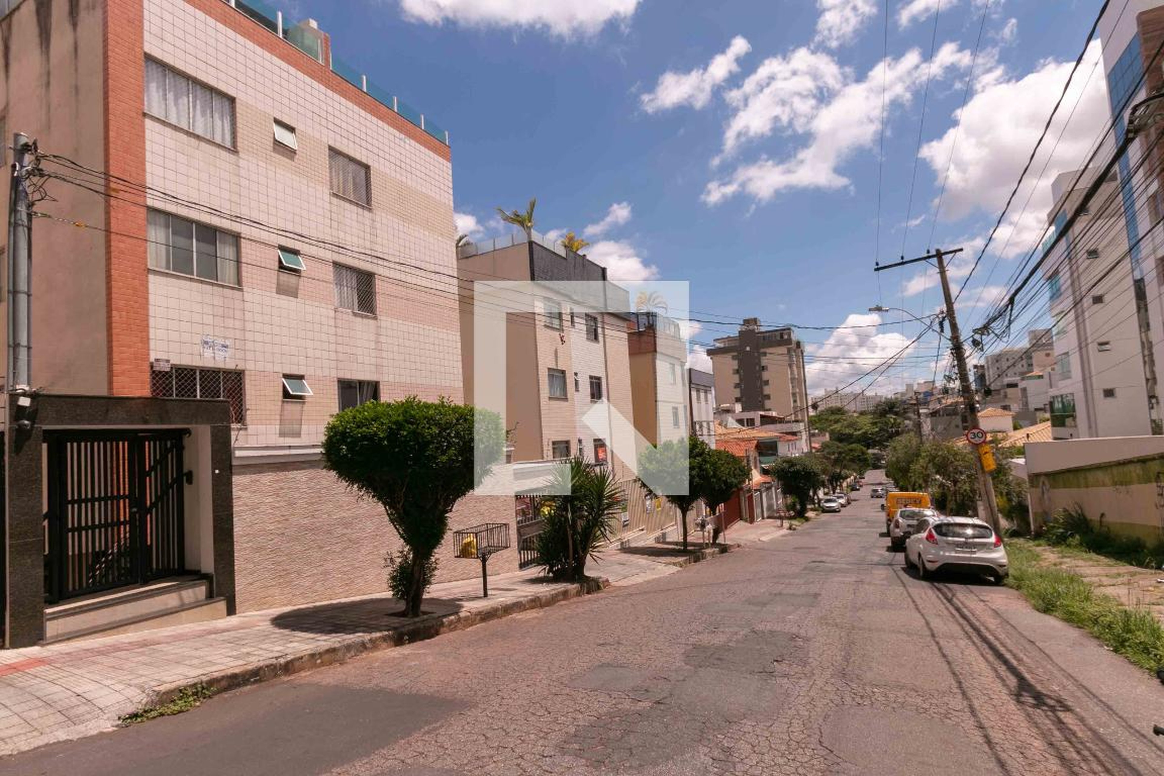 Fachada Condomínio em Rua Castelo de Guimarães, 356