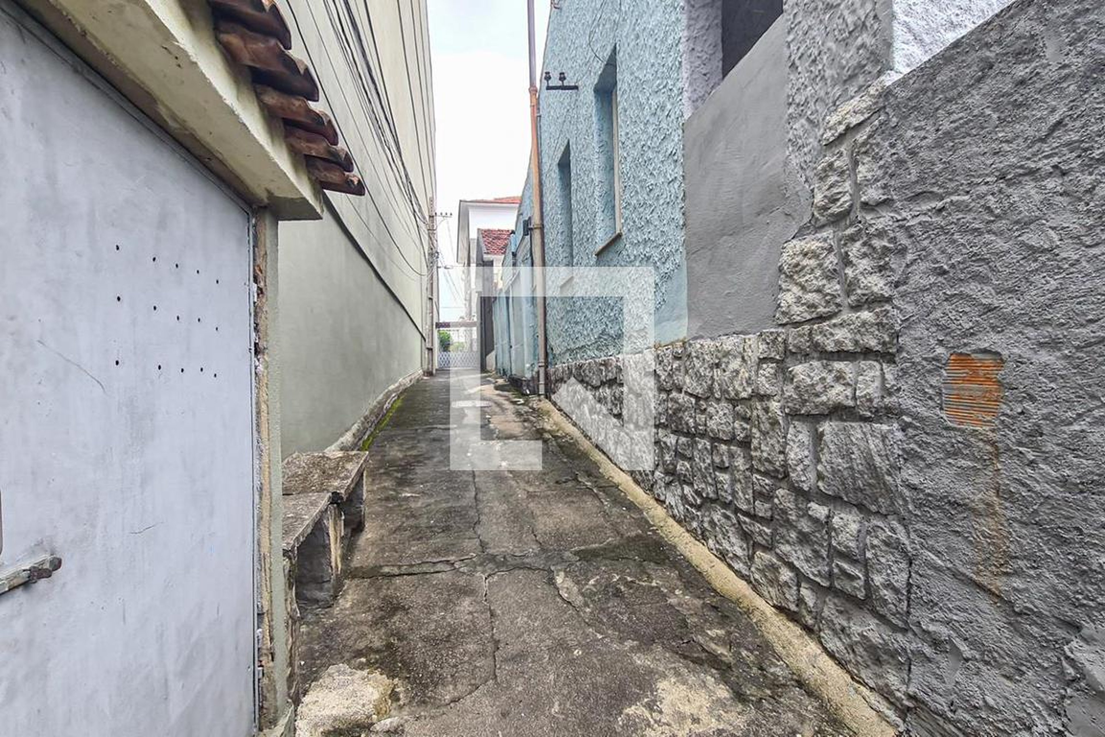 Entrada Condomínio em Rua Castro Alves, 65