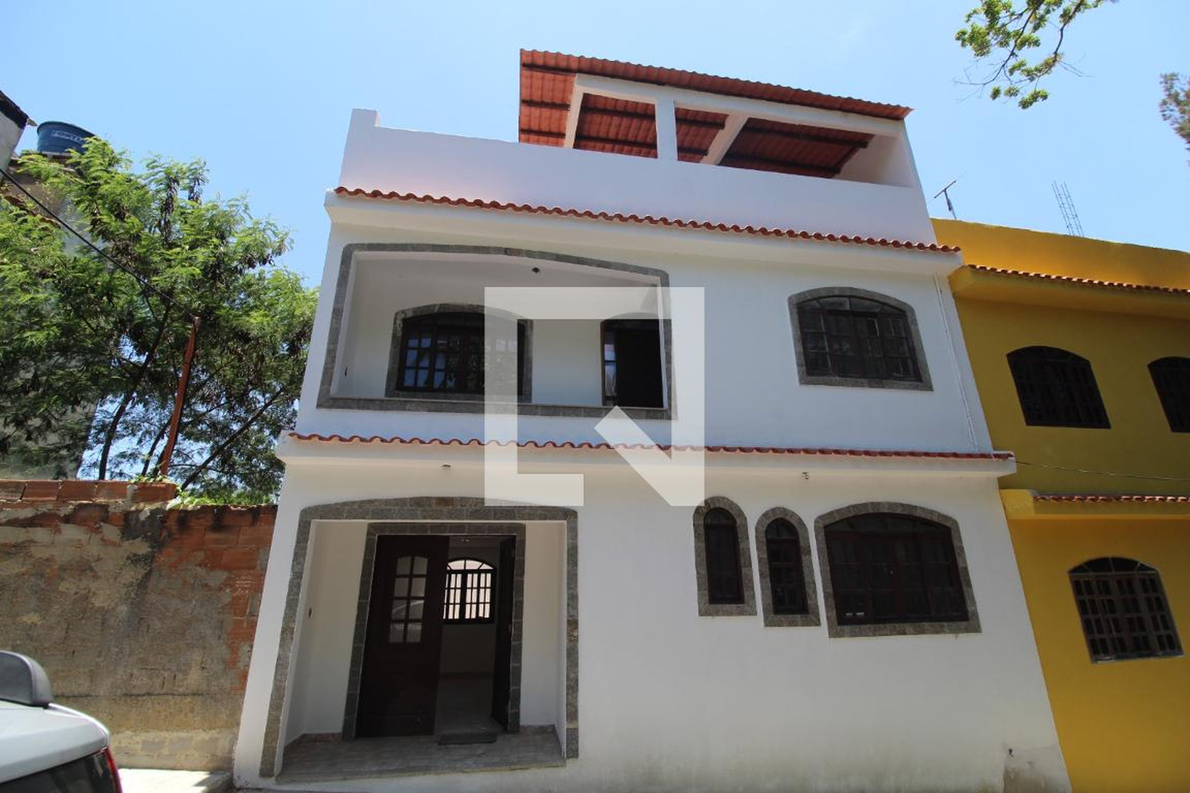 Fachada Condomínio em Estrada do Outeiro Santo, 1675