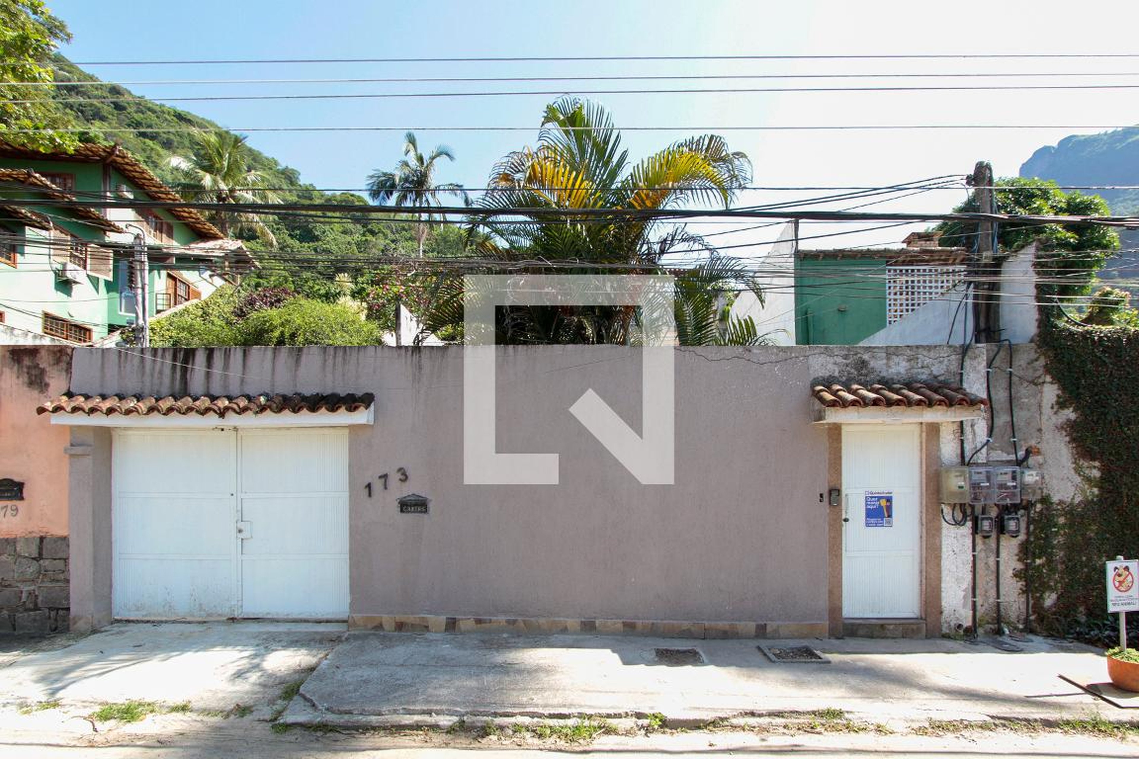 Fachada Condomínio em Rua Calheiros Gomes, 173