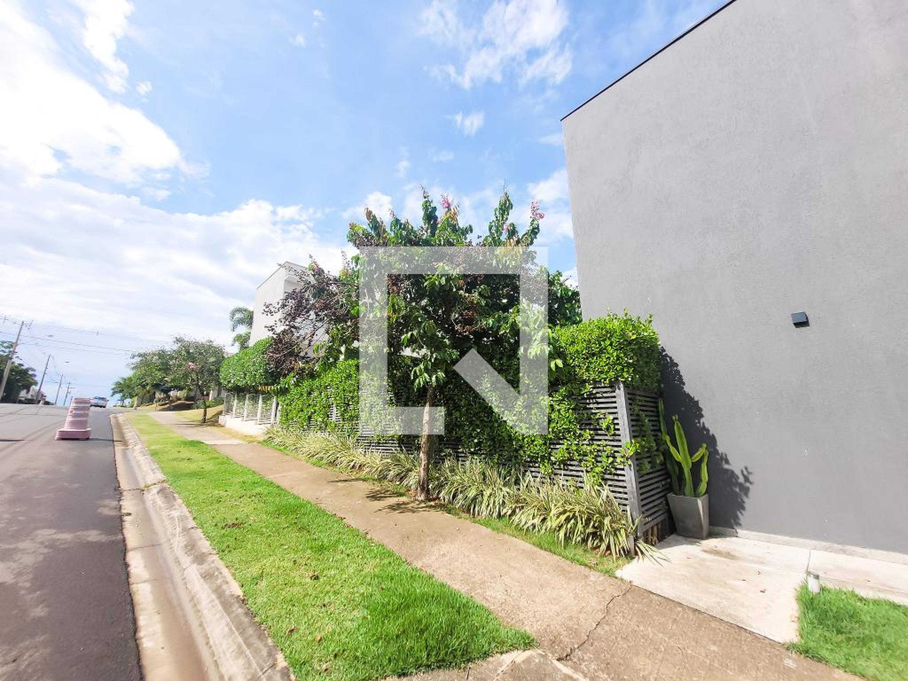 Fachada Condomínio em Rua Salim Féres, 193