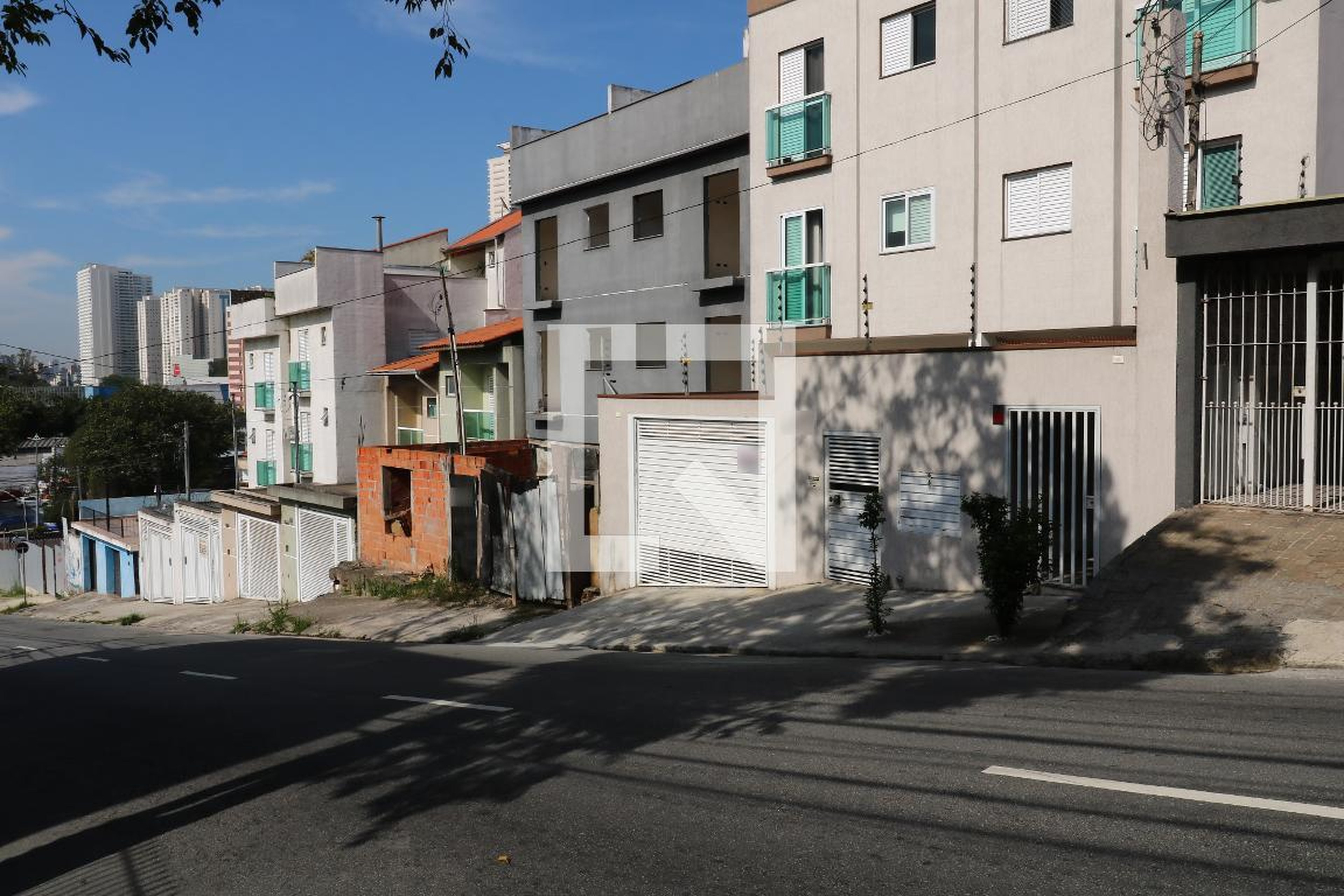 Fachada Condomínio em Rua Caminho do Pilar, 2426