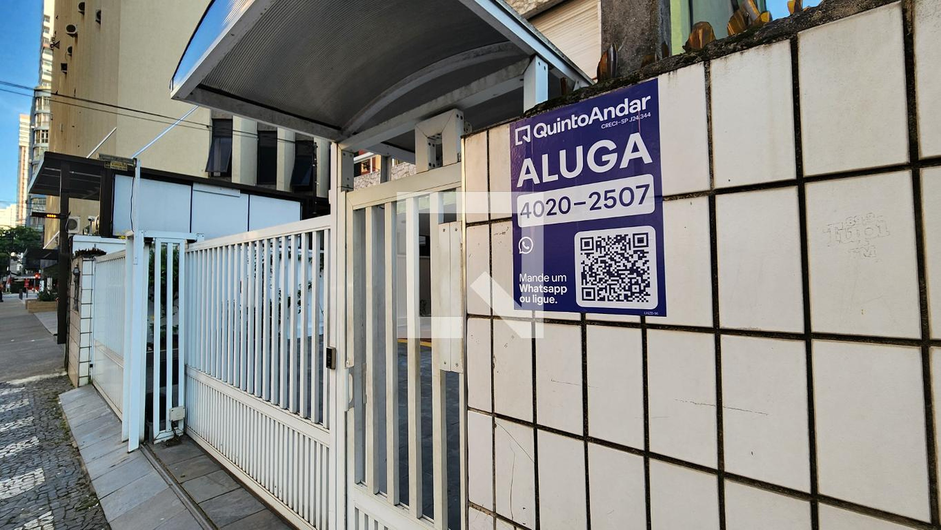 Fachada Condomínio em Rua Tolentino Filgueiras, 131