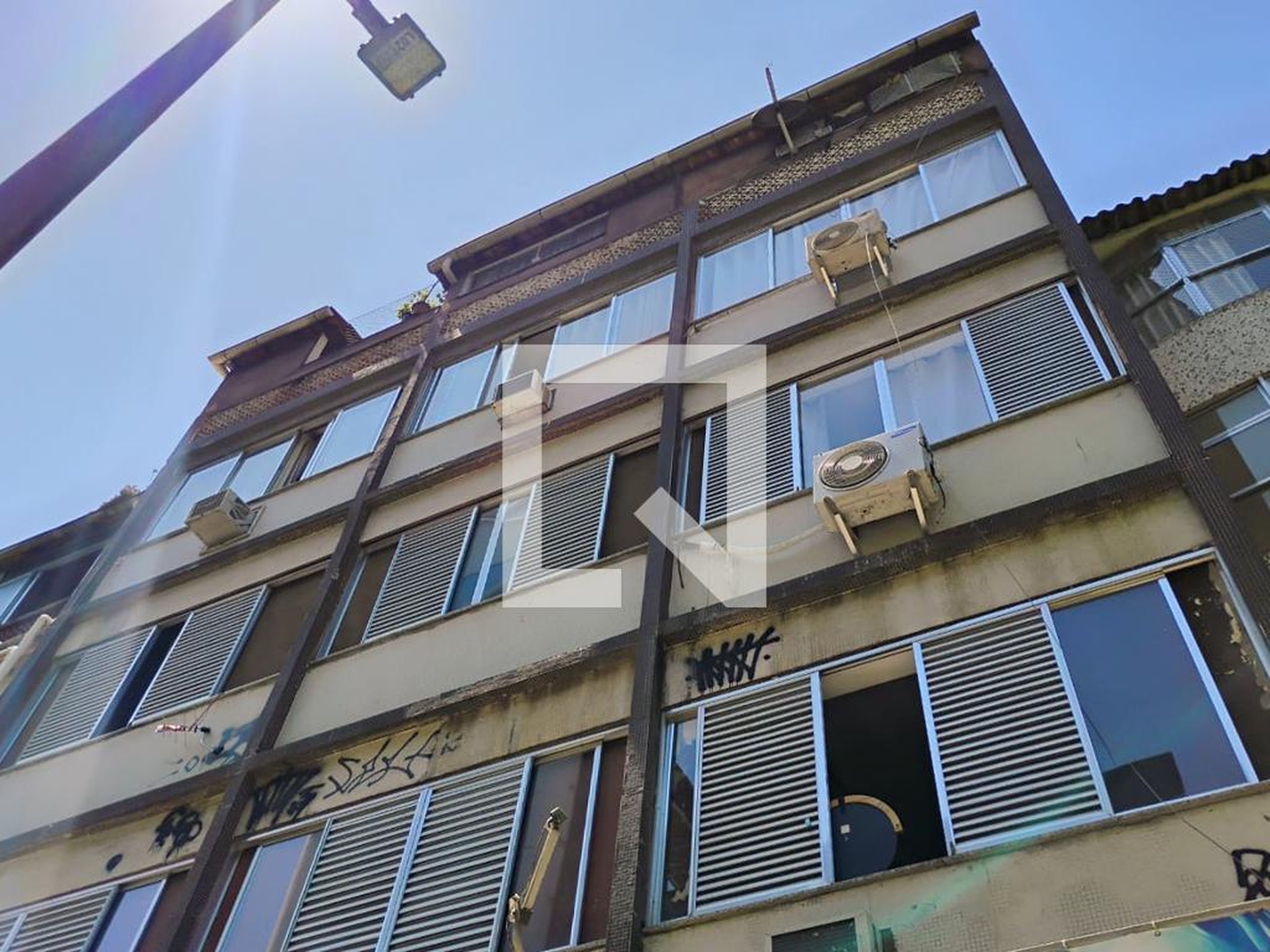 Fachada Condomínio em Rua Barão da Torre, 79