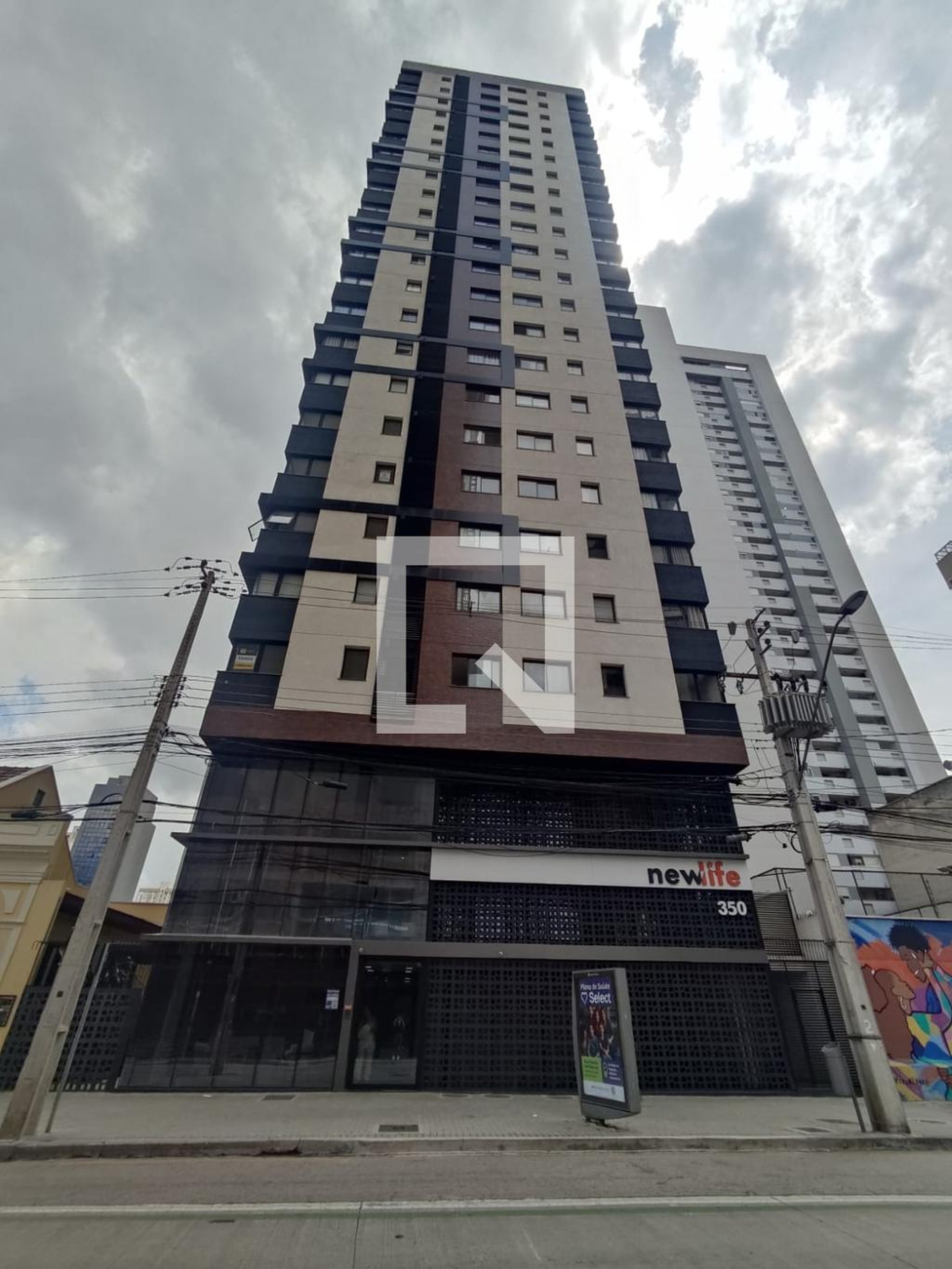 Fachada do condomínio Edifício New Life Visconde