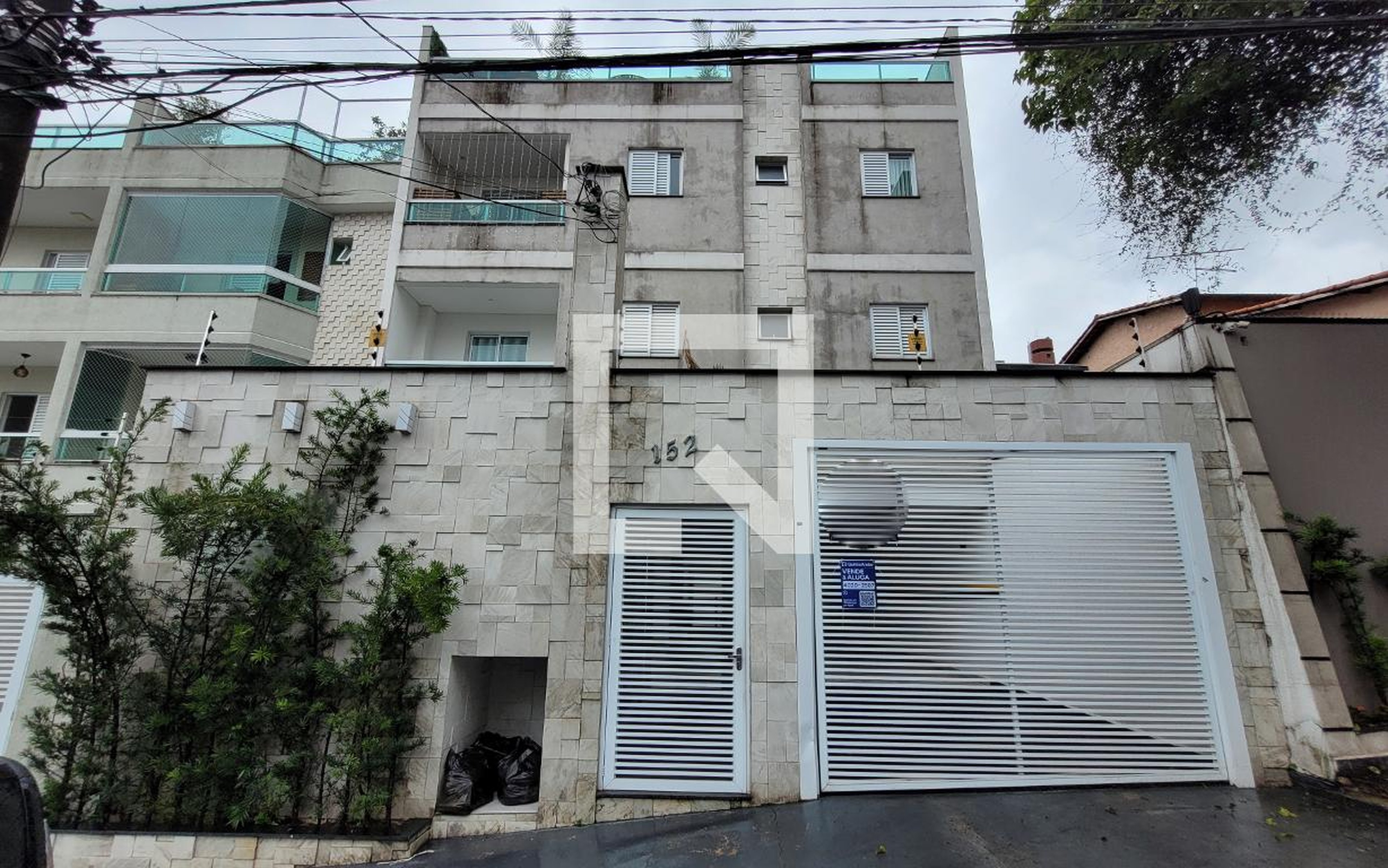 Fachada Condomínio em Rua das Cerejeiras, 152