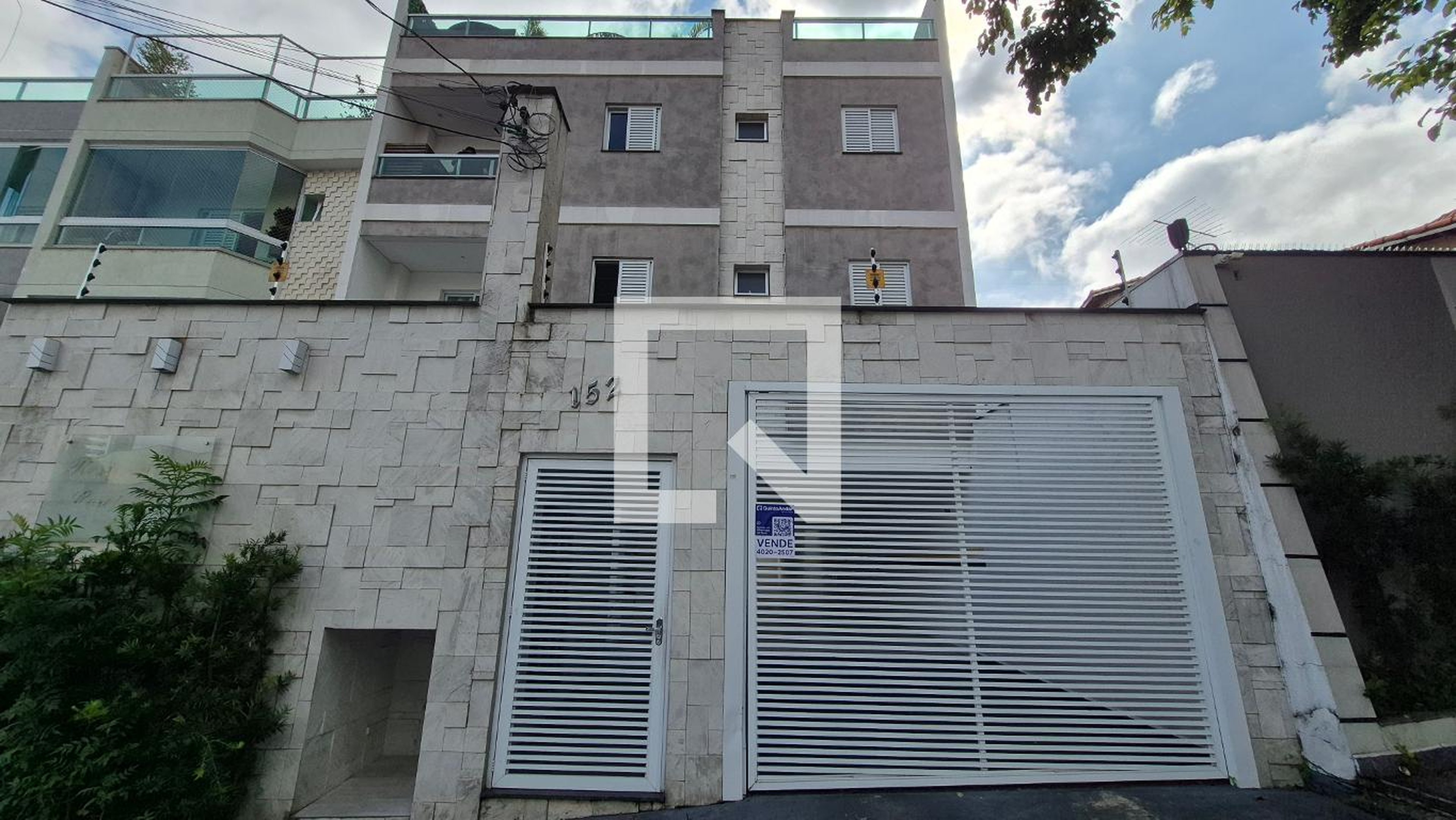 Fachada Condomínio em Rua das Cerejeiras, 152