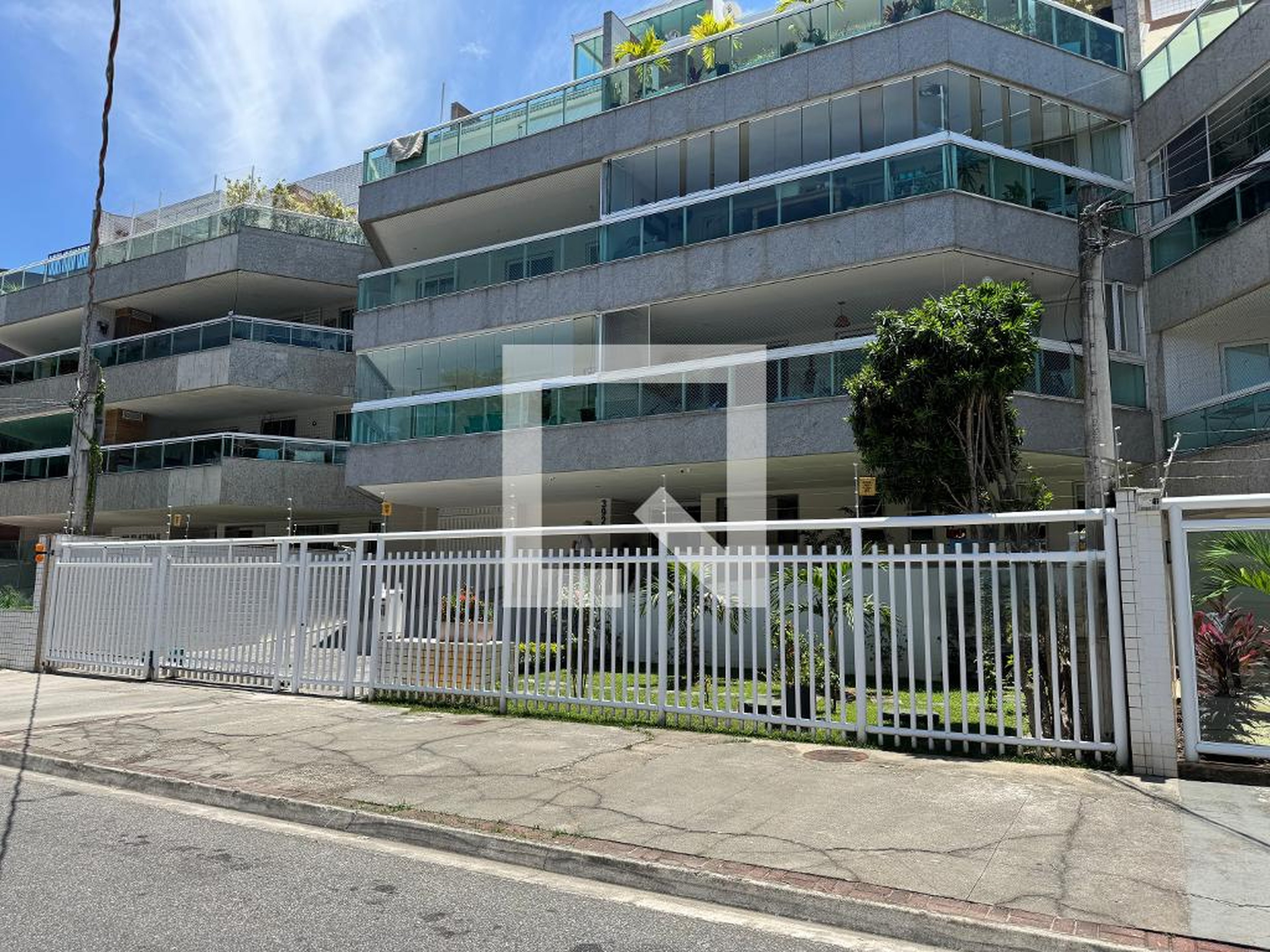 Fachada Condomínio em Rua Luiz Paulistano, 392