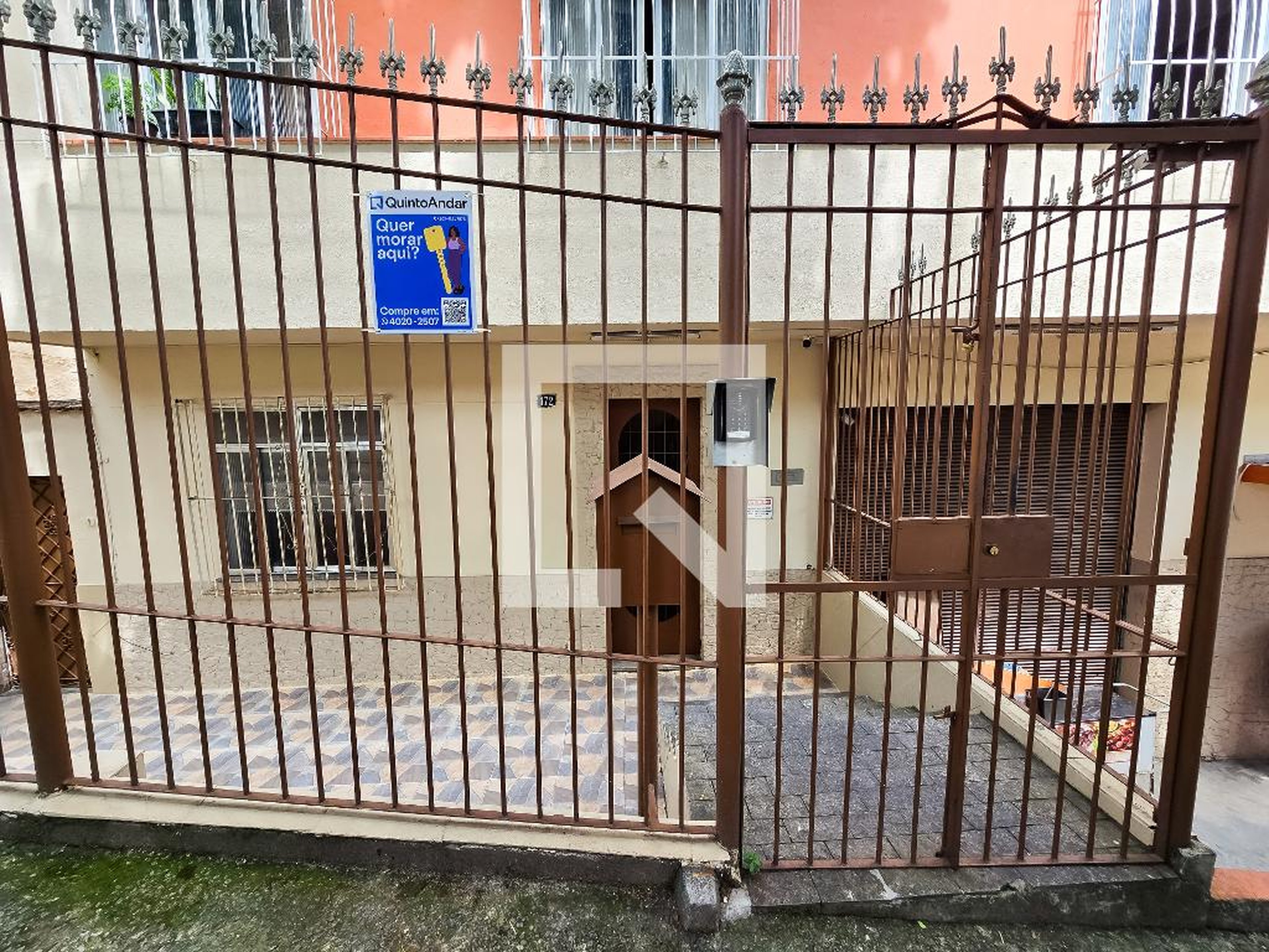 Fachada Condomínio em Rua Gomes Serpa, 371