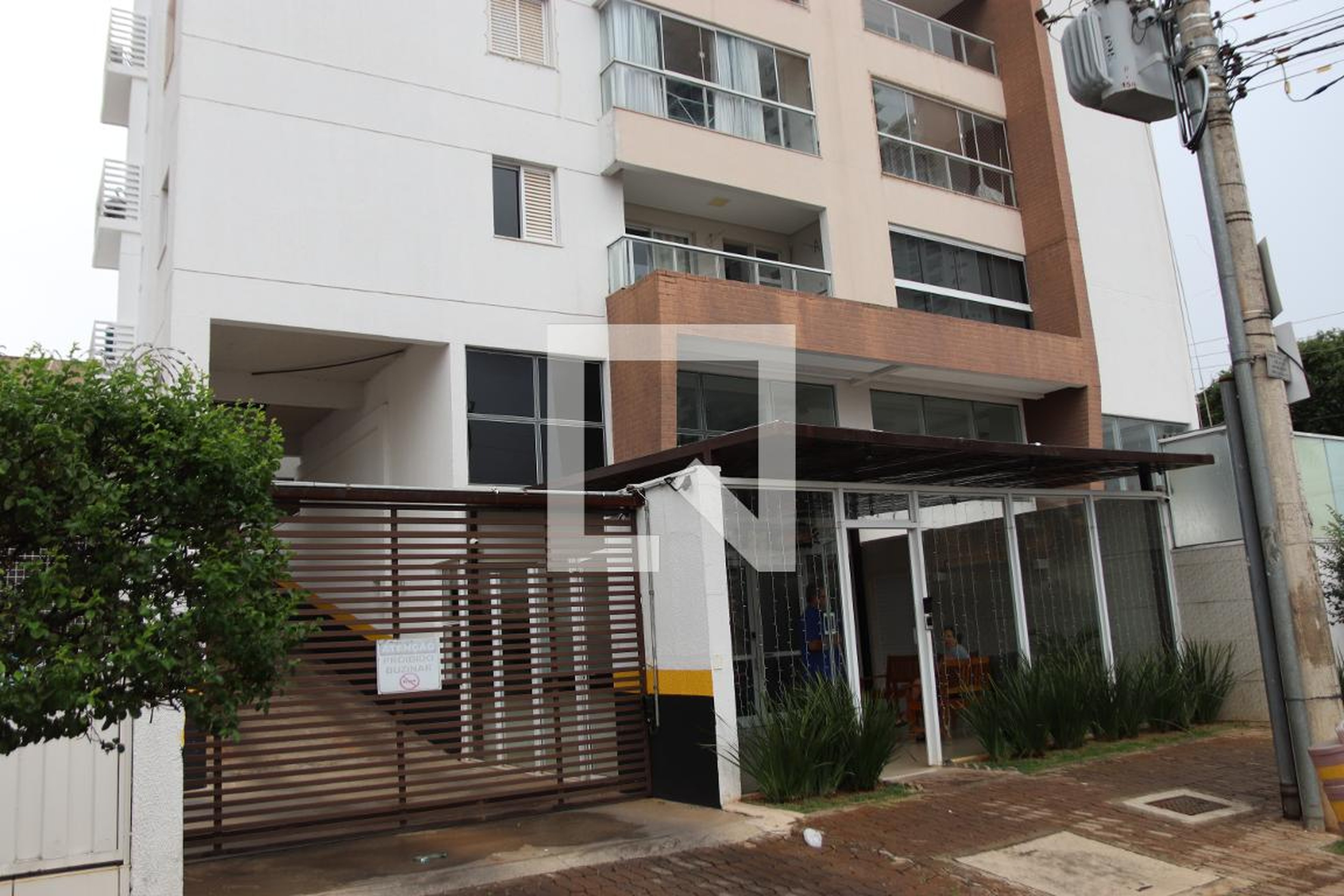 Fachada Condomínio em Rua R 17, 334