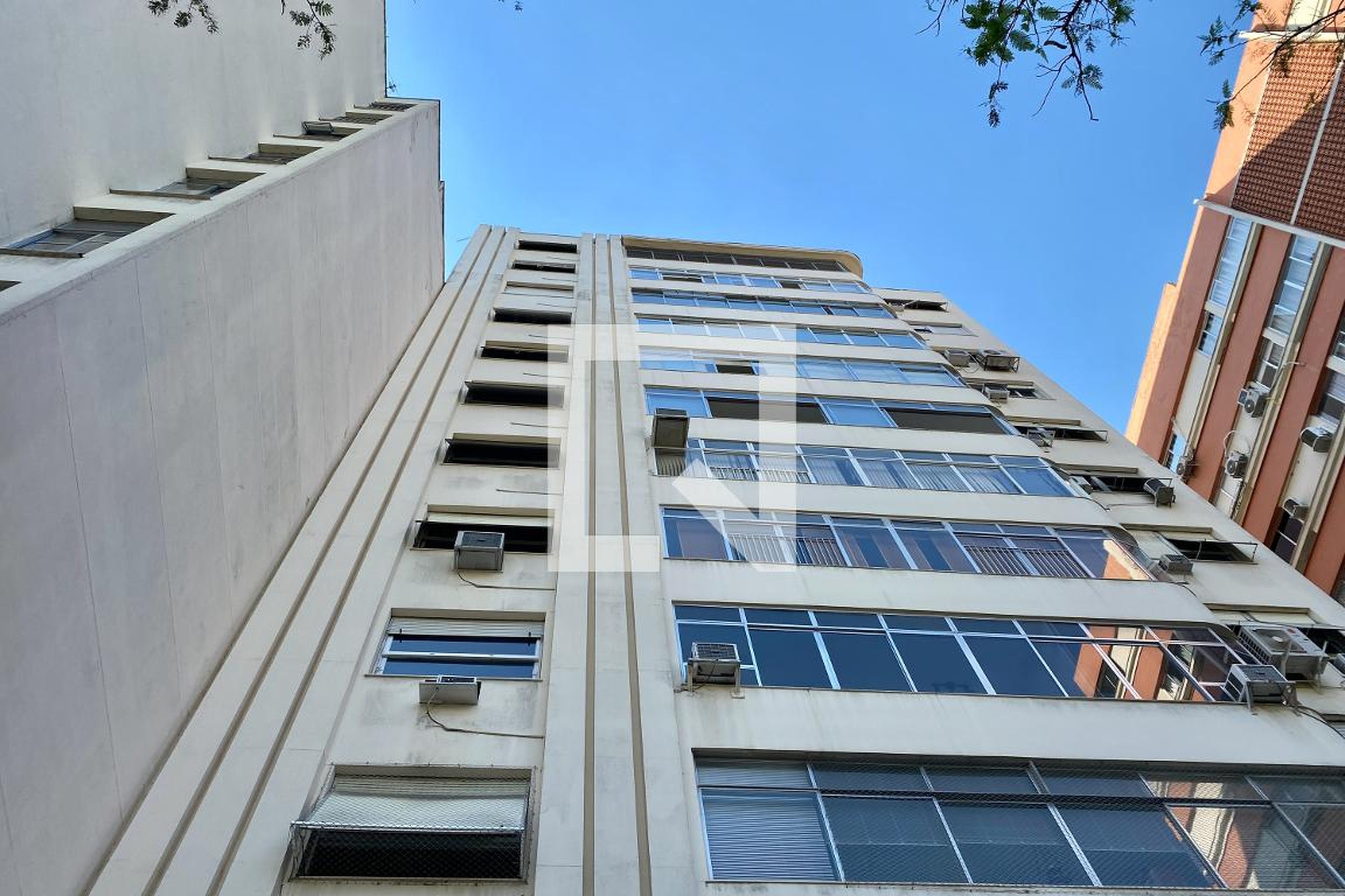 Fachada Condomínio em Rua das Laranjeiras, 322