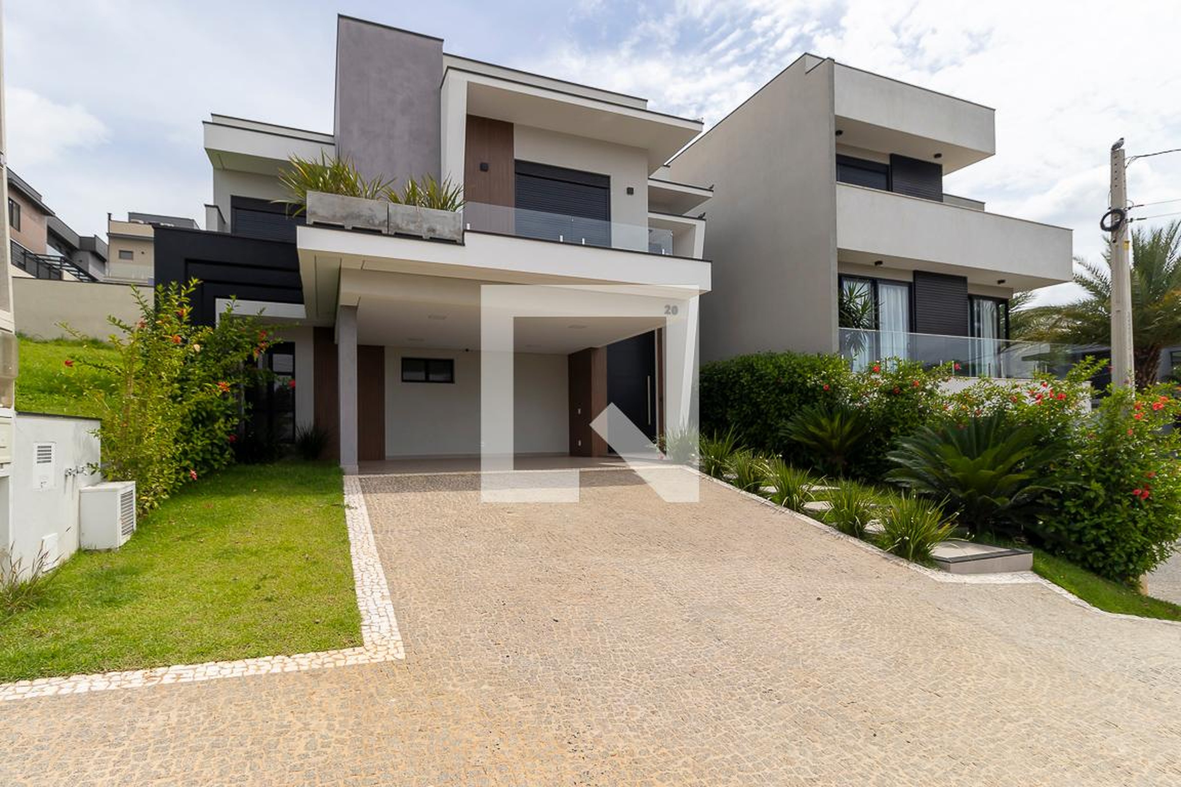 Fachada Condomínio em Rua Raul Arthur Rocha, 20