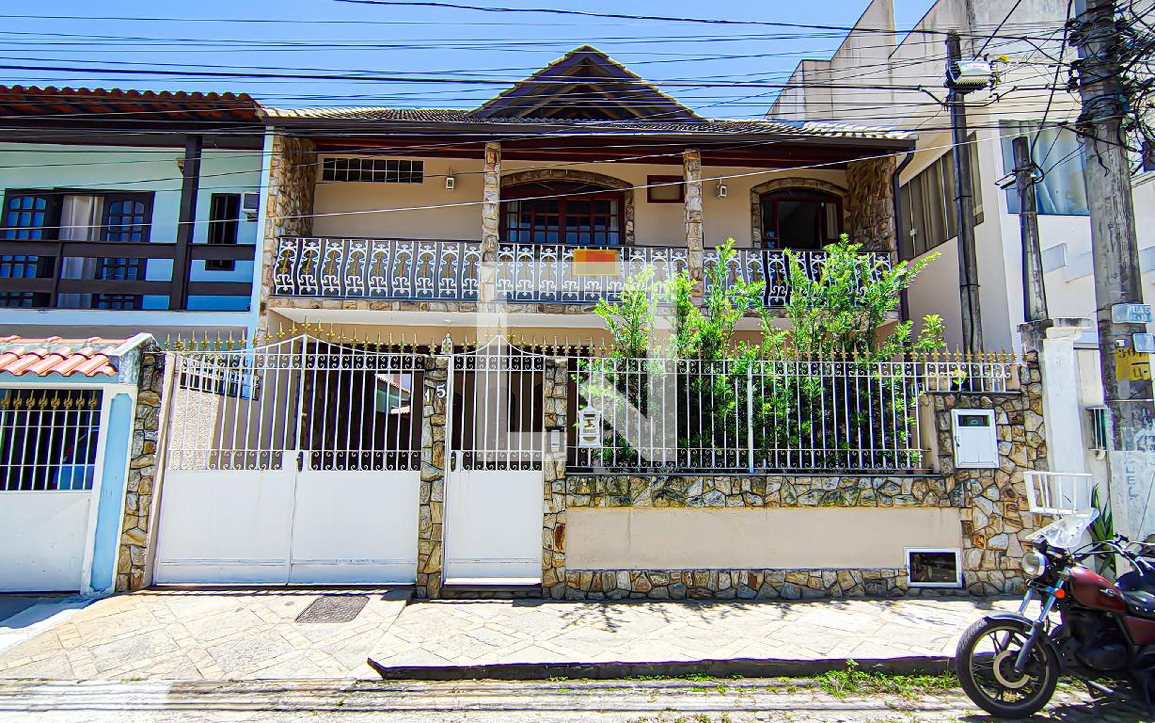 fachada Condomínio em Rua Recanto do Outeiro, 97