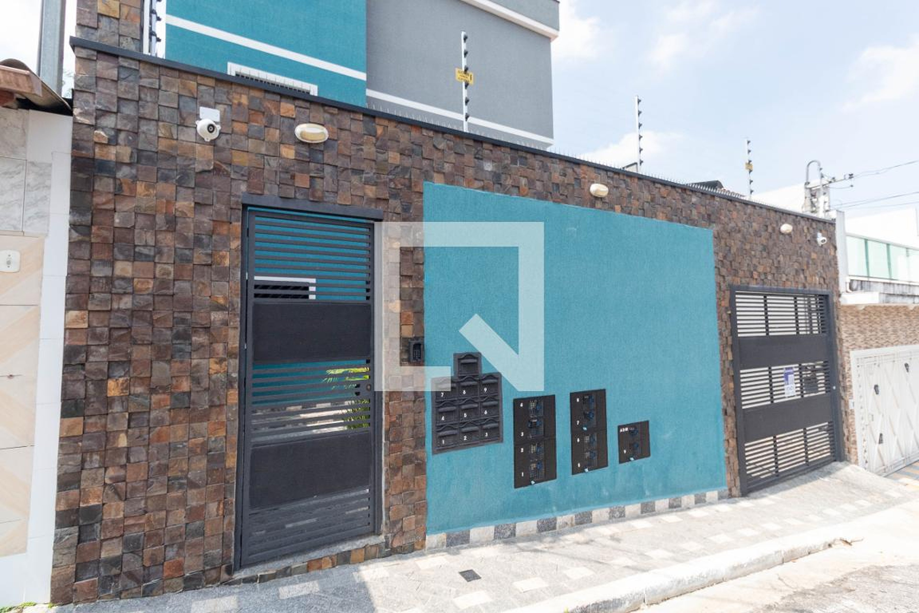 Fachada do condomínio Condomínio em Rua Alcacer, 284