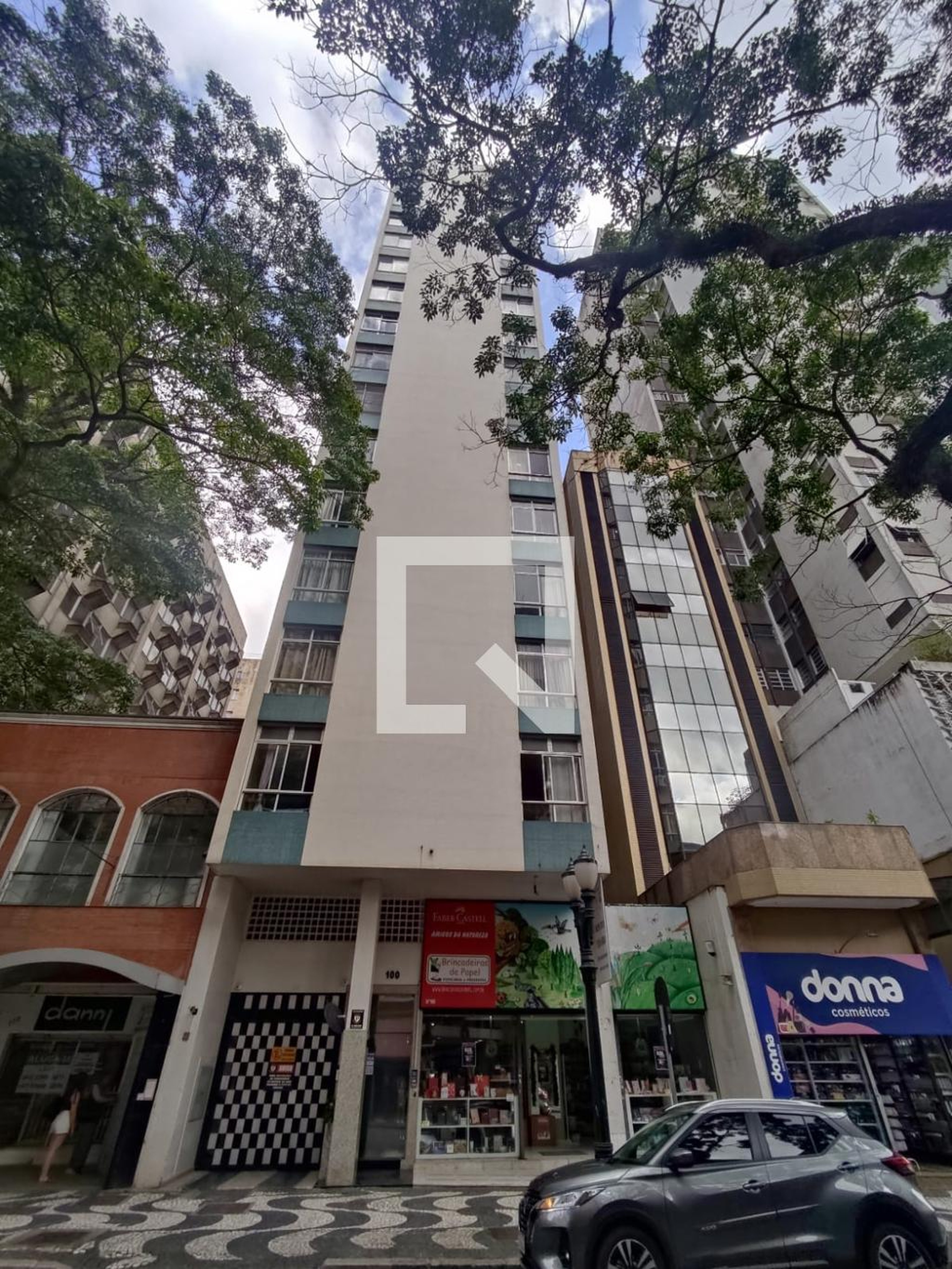 Fachada do condomínio Condomínio em Rua Comendador Araújo, 100