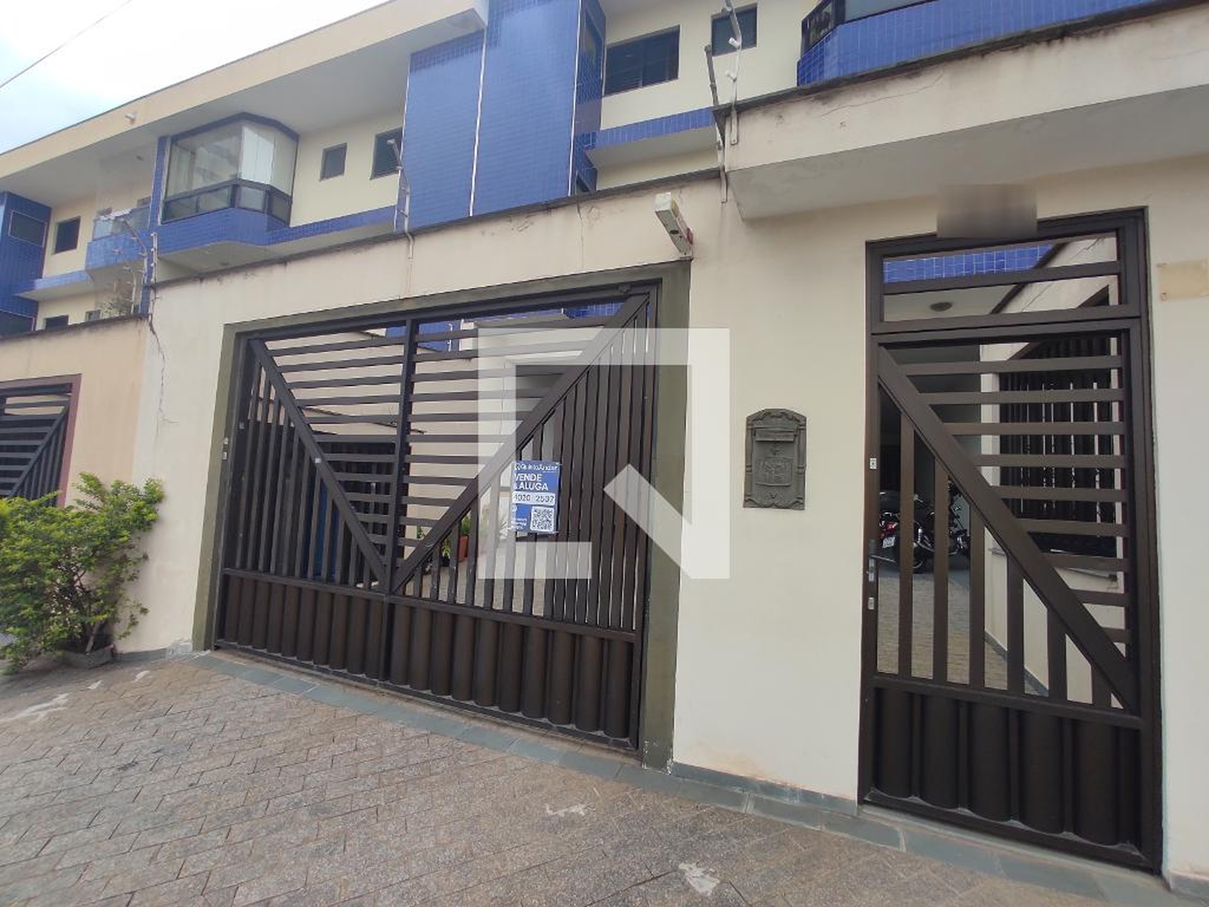 Fachada Condomínio em Rua Adolfo Bastos, 639