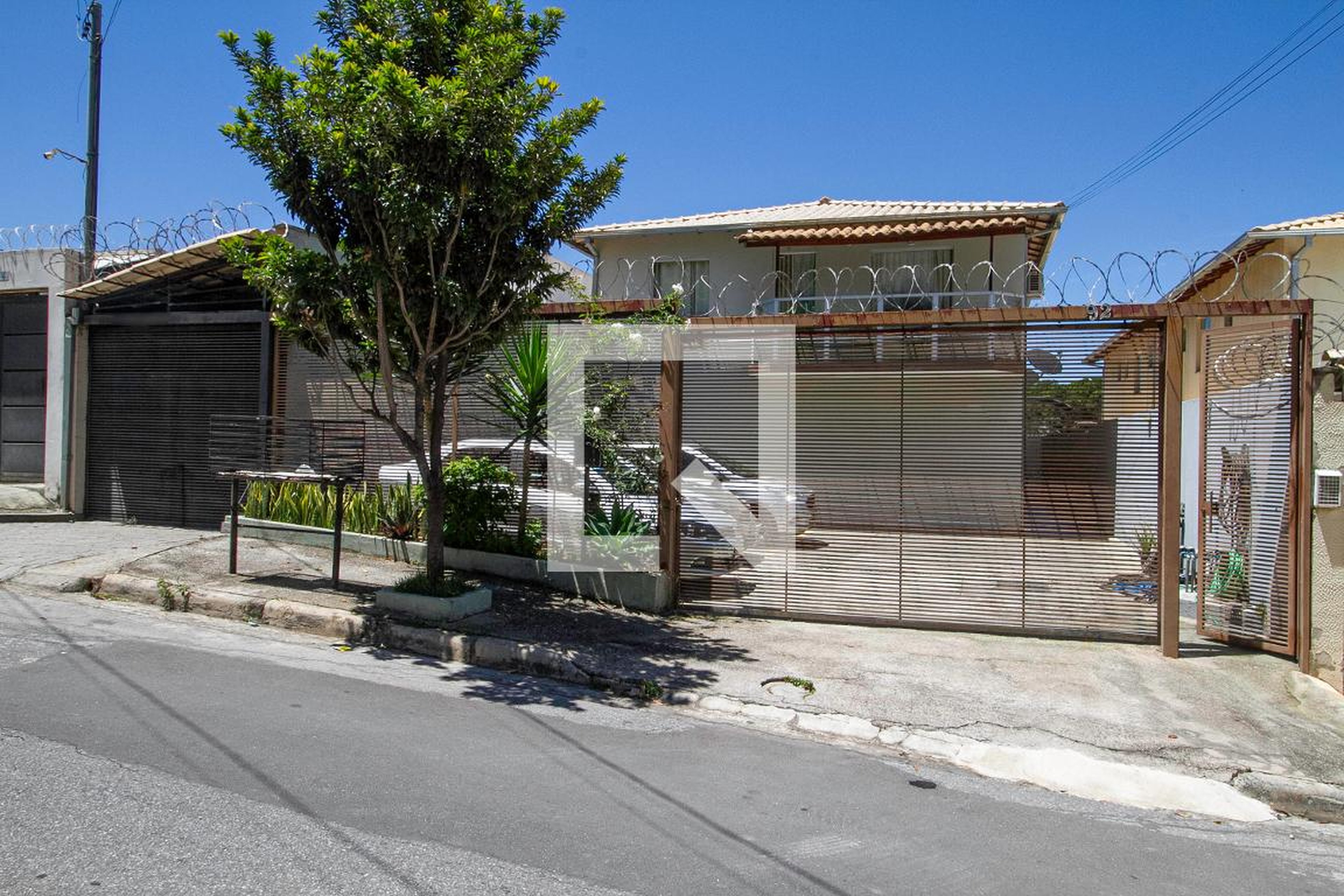 Fachada Condomínio em Rua Paulo Da Silva, 92