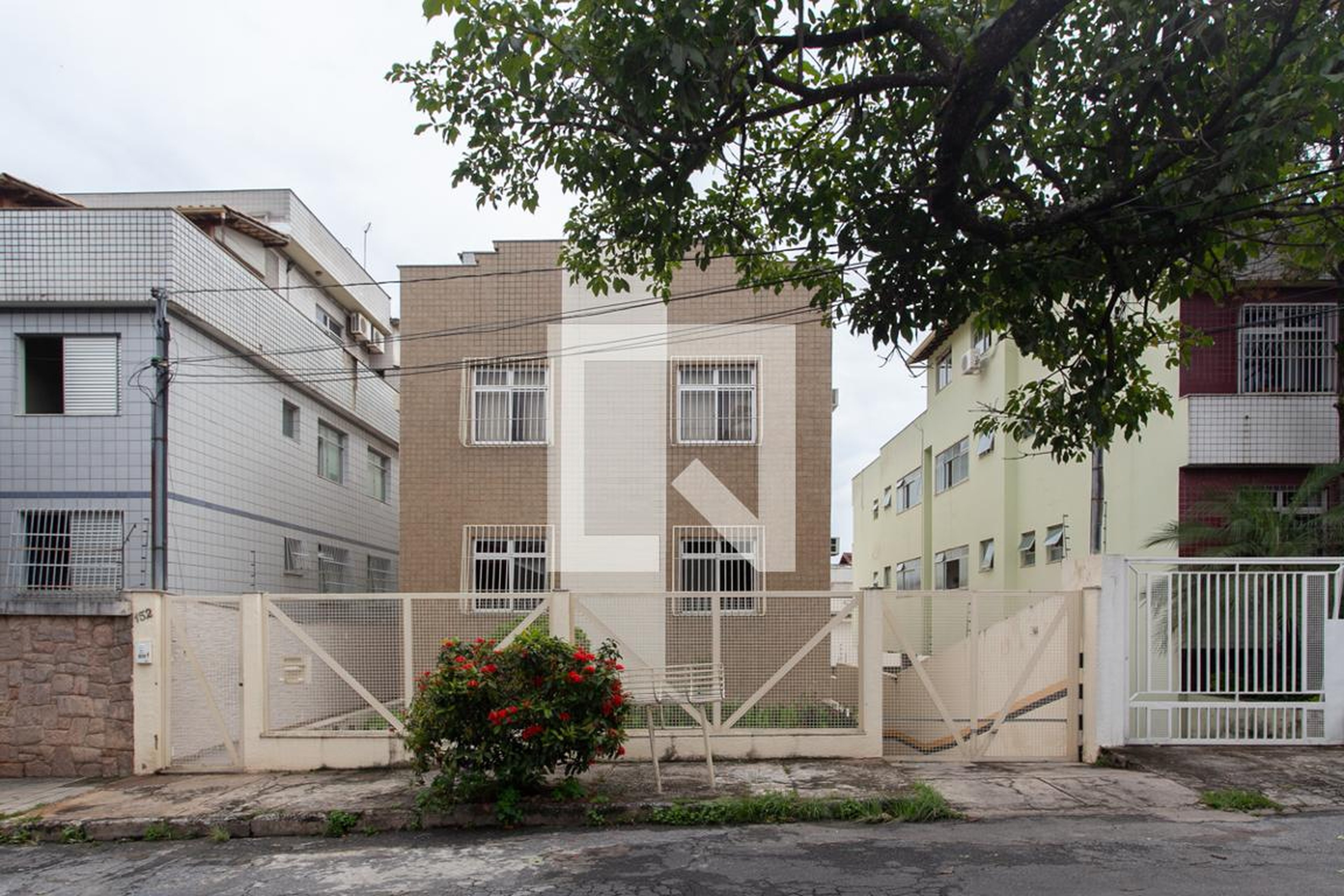 Fachada Condomínio em Rua Cassiano Campolina, 152