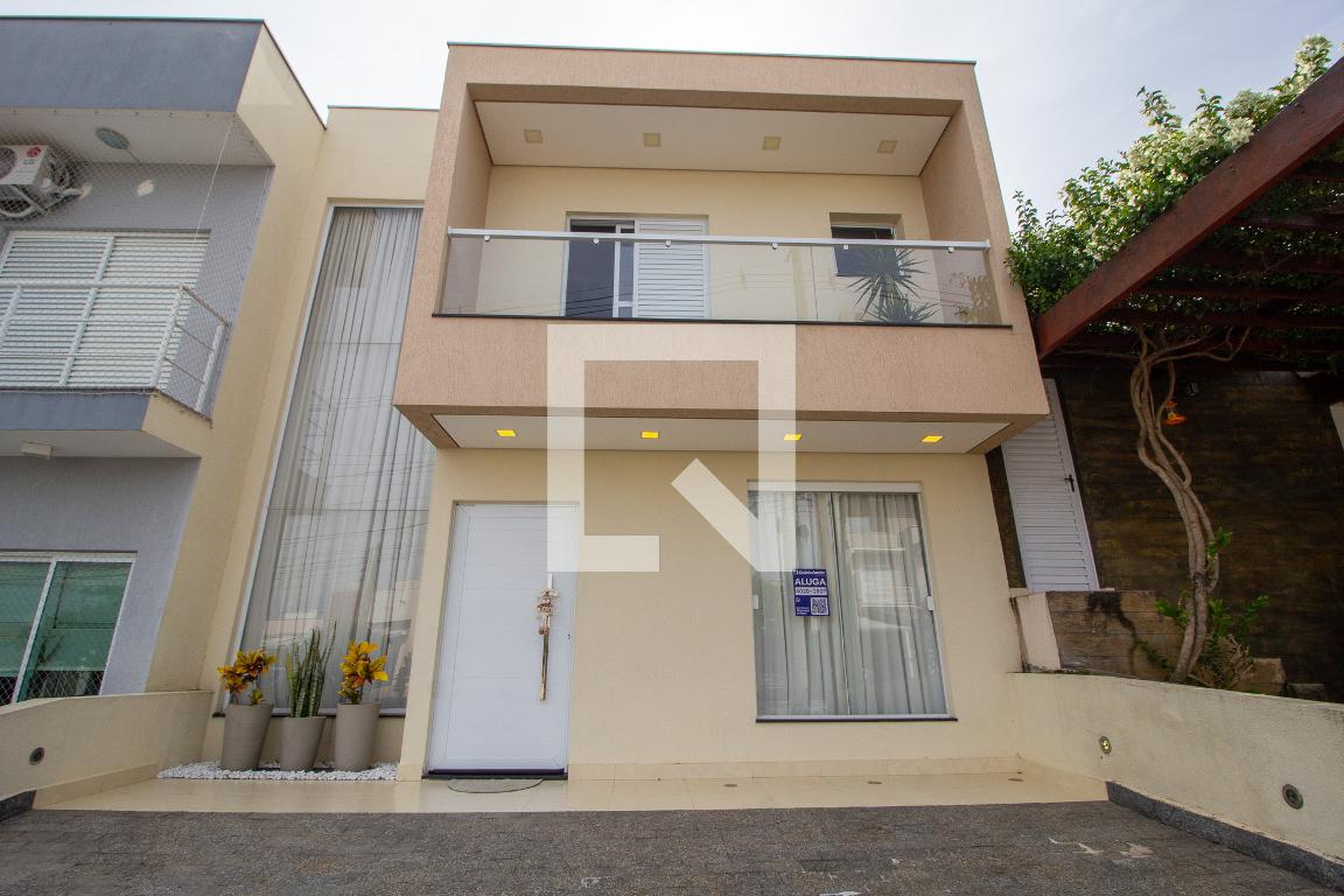 Fachada Condomínio em Rua Jorge Aparecido Trindade, 111